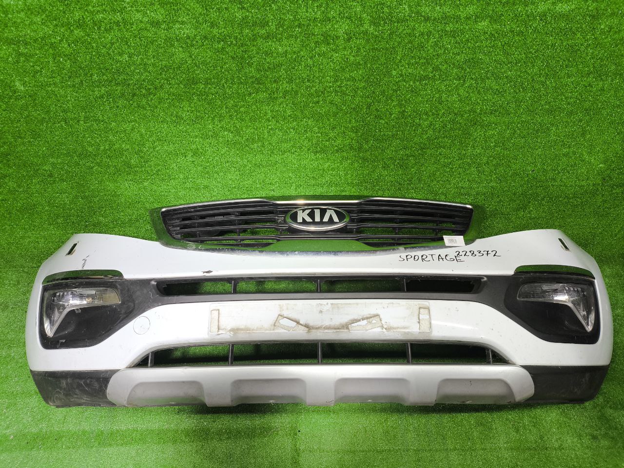 Бампер KIA SPORTAGE 3 2010- передний под омыватель белый б/у