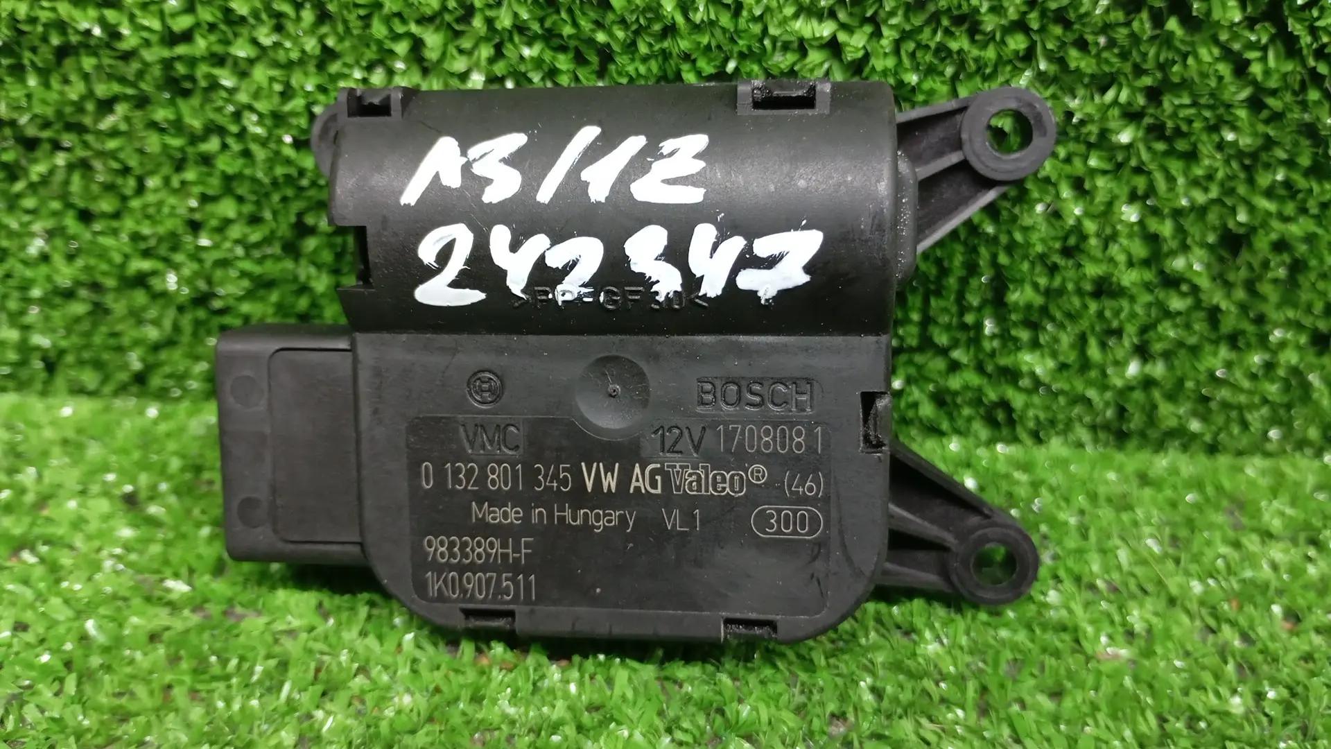 Моторчик заслонки отопителя AUDI A3, SKODA OCTAVIA 1Z, VOLKSWAGEN GOLF 5/5+/6, JETTA 5, PASSAT B6/B7/CC, CADDY, TOURAN 2004- V425/V426 б/у