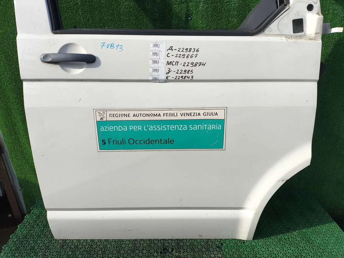 Кронштейн крепления ручки VOLKSWAGEN TRANSPORTER T5 2003- передней правой б/у