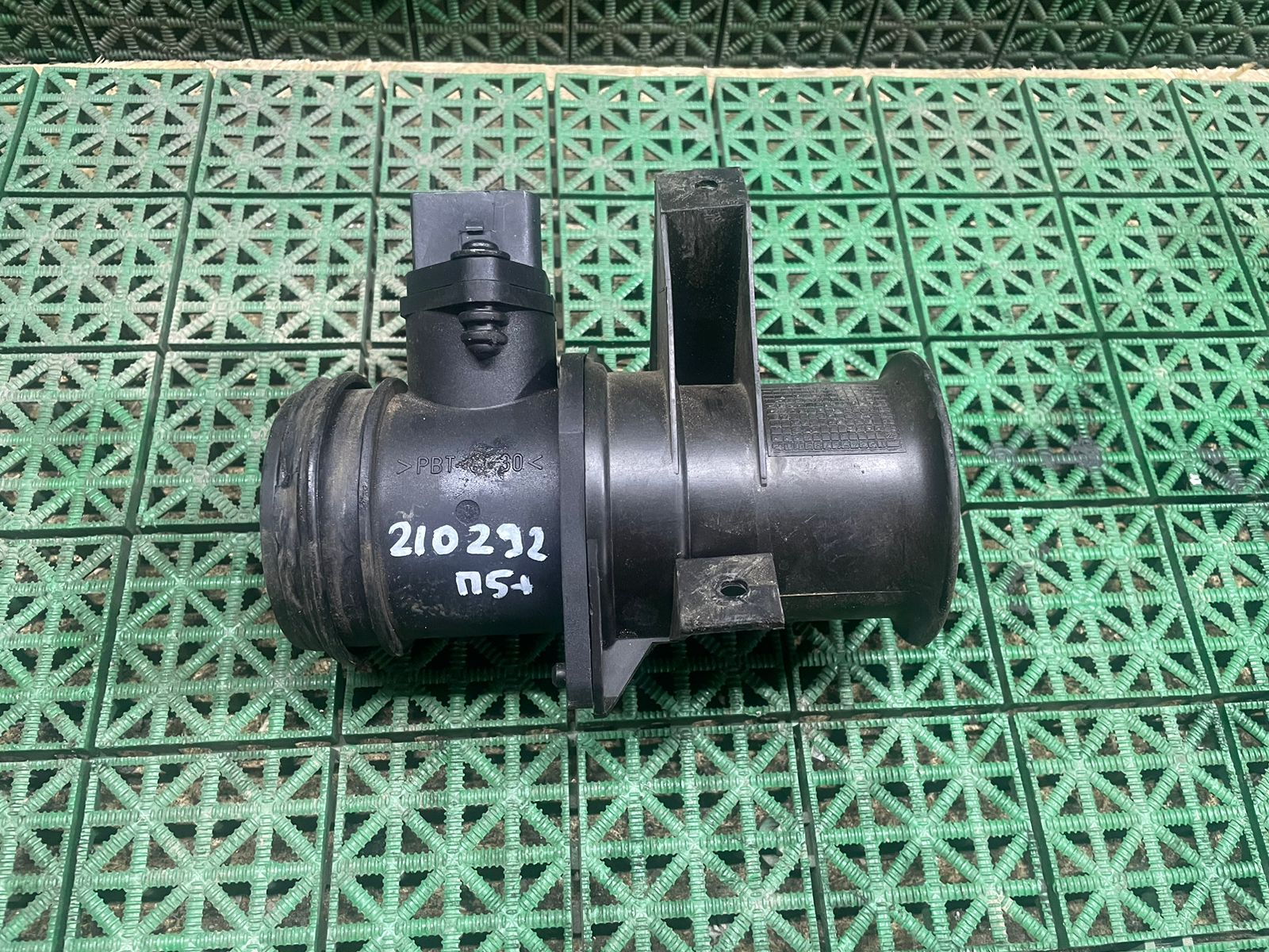 Расходомер воздуха AUDI A4 8D/8E, A6 C5, SKODA OCTAVIA 1U, VOLKSWAGEN PASSAT B5+ 1,8Т AWT 2001- овал 2/5 б/у