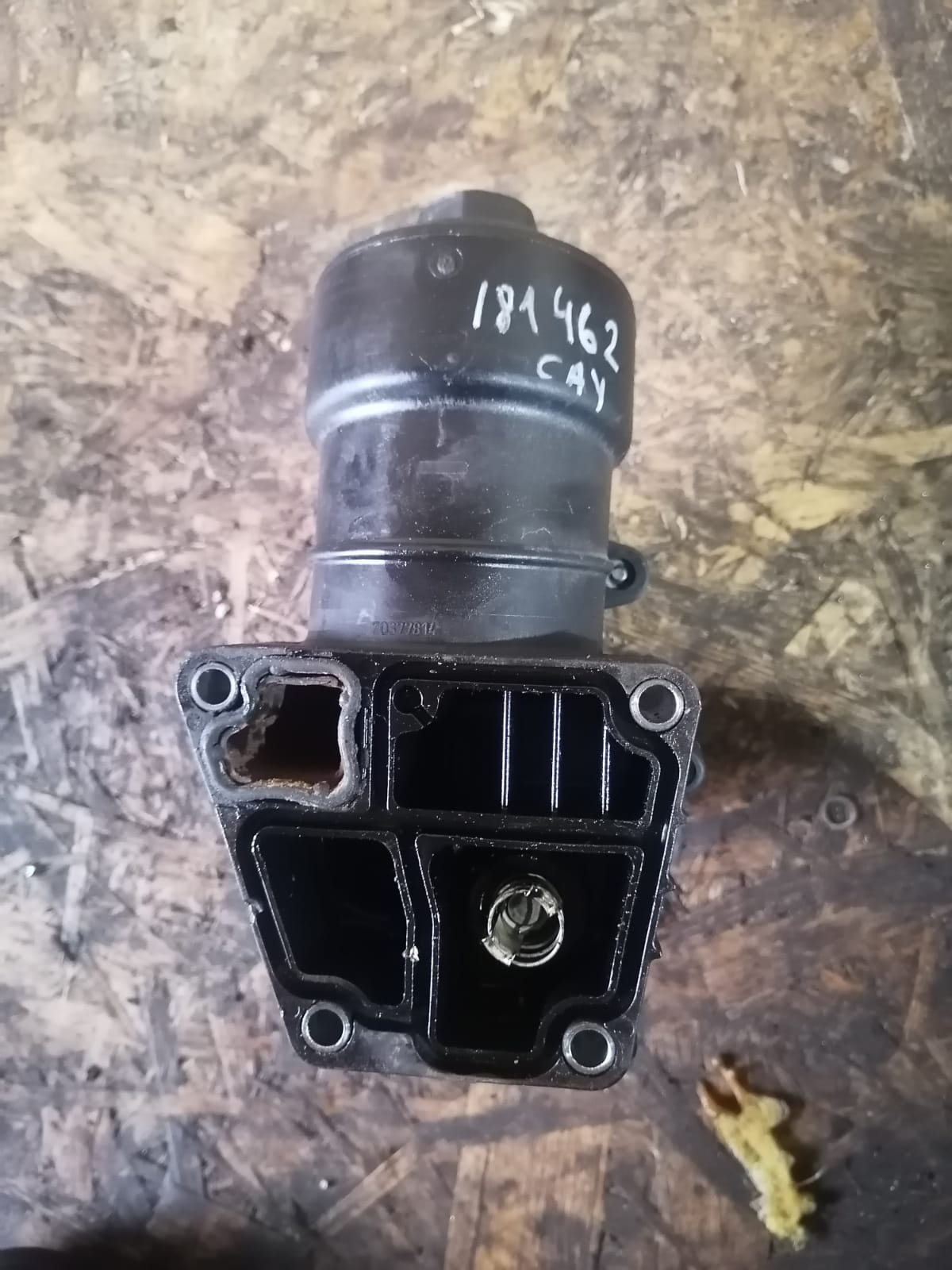Кронштейн масляного фильтра AUDI A3, A4 8K, A6 4G, SKODA OCTAVIA 1Z, RAPID, VOLKSWAGEN GOLF 7, JETTA 6, PASSAT B7/CC, CADDY, TOURAN, TIGUAN, TRANSPORTER 1,6 D CAYD 2011- б/у