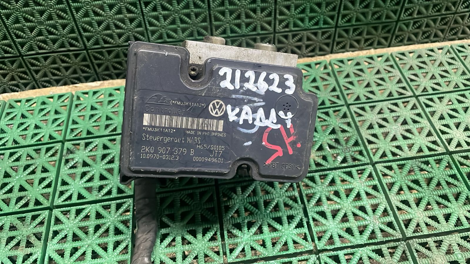 Блок ABS VOLKSWAGEN CADDY 2K0907379B 2004- б/у