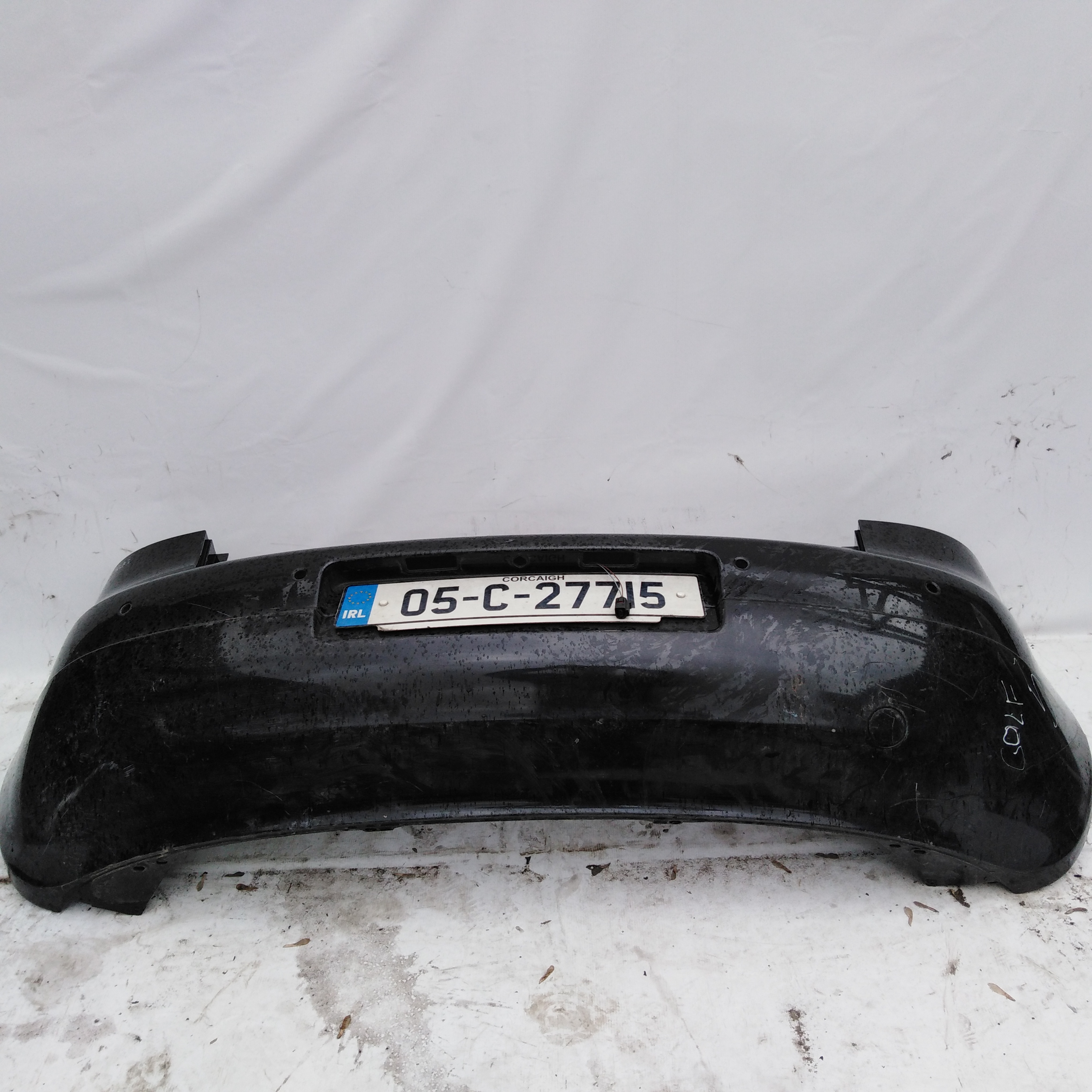 Бампер VOLKSWAGEN GOLF 5 2004- задний хэтчбек (под парктронник) чёрный Б/У