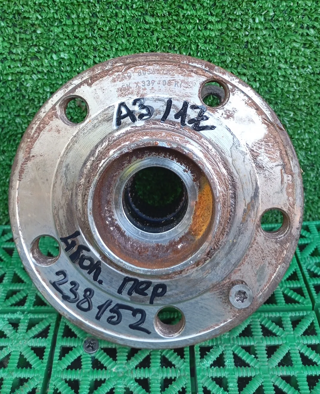 Ступица колеса с подшипником AUDI A3, SKODA OCTAVIA 1Z, VOLKSWAGEN GOLF 5/5+/6, JETTA 5/6, PASSAT B6/B7/CC, CADDY, TIGUAN, TOURAN 2005- передняя 4 болта б/у