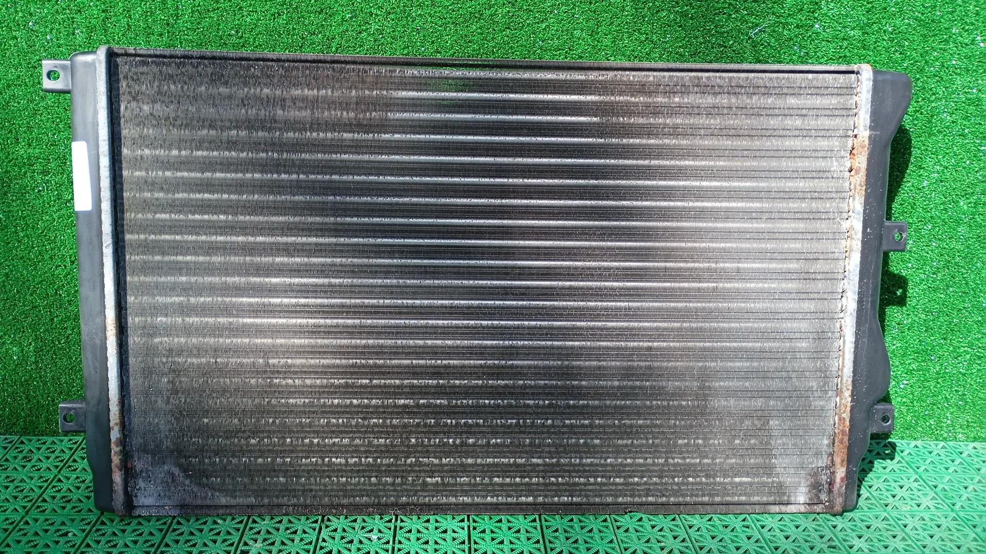 Радиатор охлаждения двигателя AUDI A3, SKODA OCTAVIA 1Z, VOLKSWAGEN GOLF 5/5+/6, JETTA 5/6, PASSAT B6/B7 1,4/1,9 2004- (под интерк)  б/у