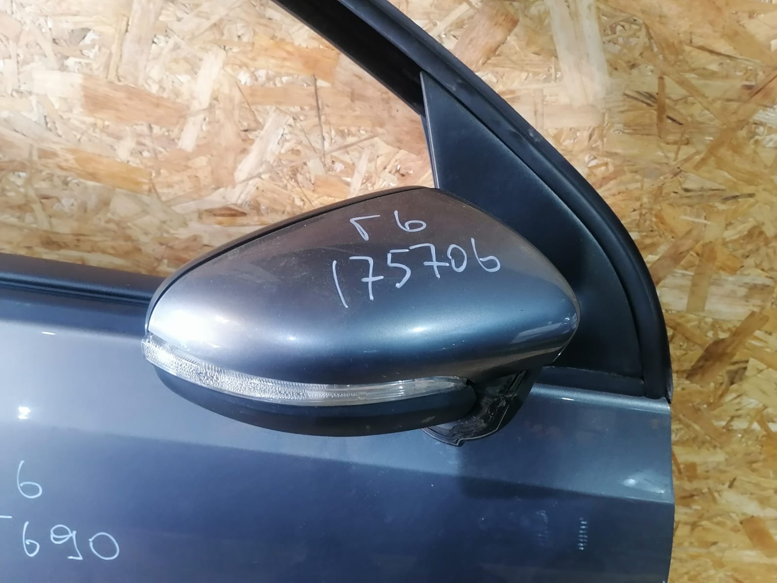 Зеркало VOLKSWAGEN GOLF 6 2009- электрическое правое 6 контактов серое б/у