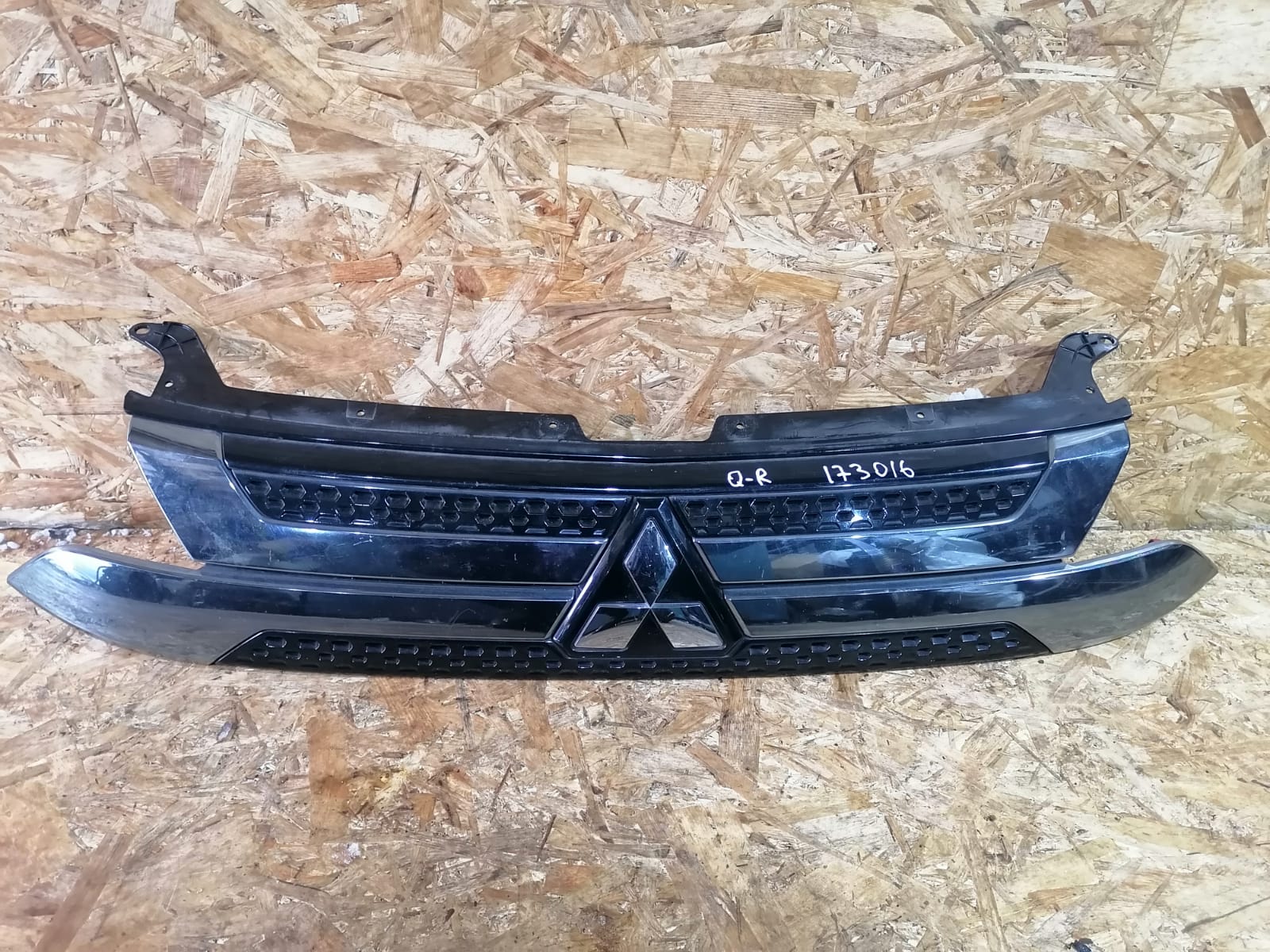 Решетка радиатора MITSUBISHI OUTLANDER GF 2012- б/у
