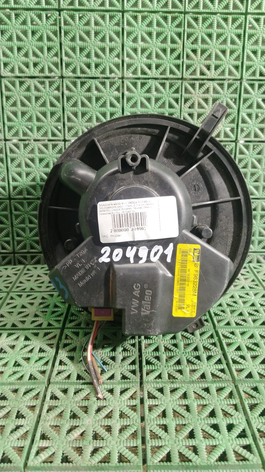 Моторчик печки AUDI A3, SKODA OCTAVIA 1Z, VOLKSWAGEN GOLF 5/5+/6, JETTA 5/6, PASSAT B6/B7/CC, CADDY, TOURAN, TIGUAN 2004- с климатом б/у