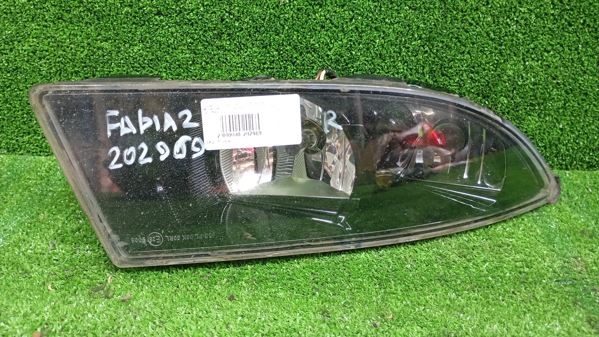 Фара противотуманная птф SKODA FABIA 2, ROOMSTER 2011- треугольная чёрная правая б/у