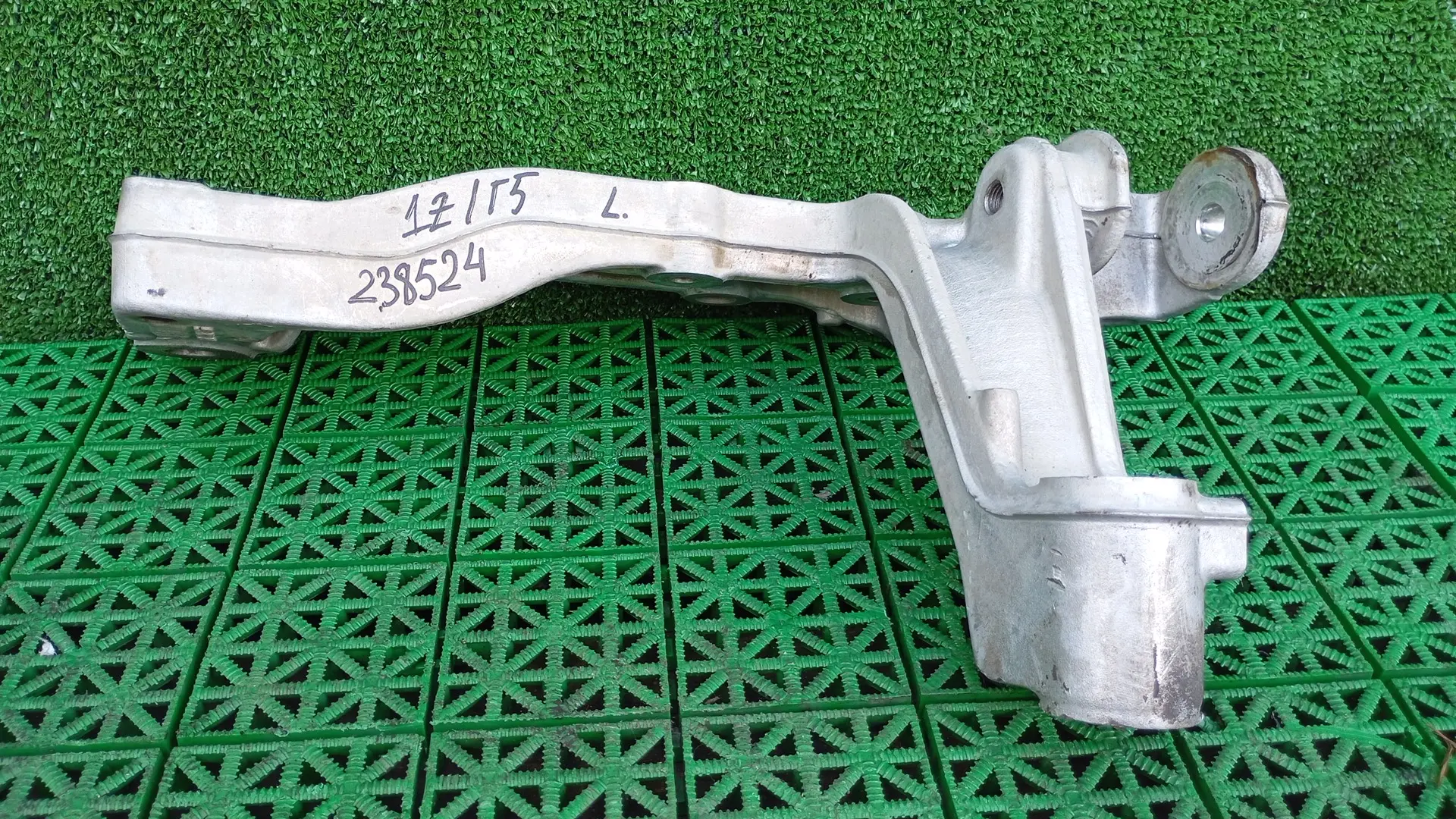 Кронштейн рычага подвески AUDI A3, SKODA OCTAVIA 1Z, VOLKSWAGEN GOLF 5/5+6, JETTA 5, CADDY, TOURAN 2004- левый б/у