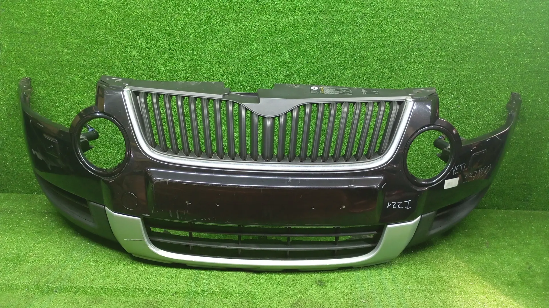 Бампер SKODA YETI 2010- передний под омыватели чёрный б/у
