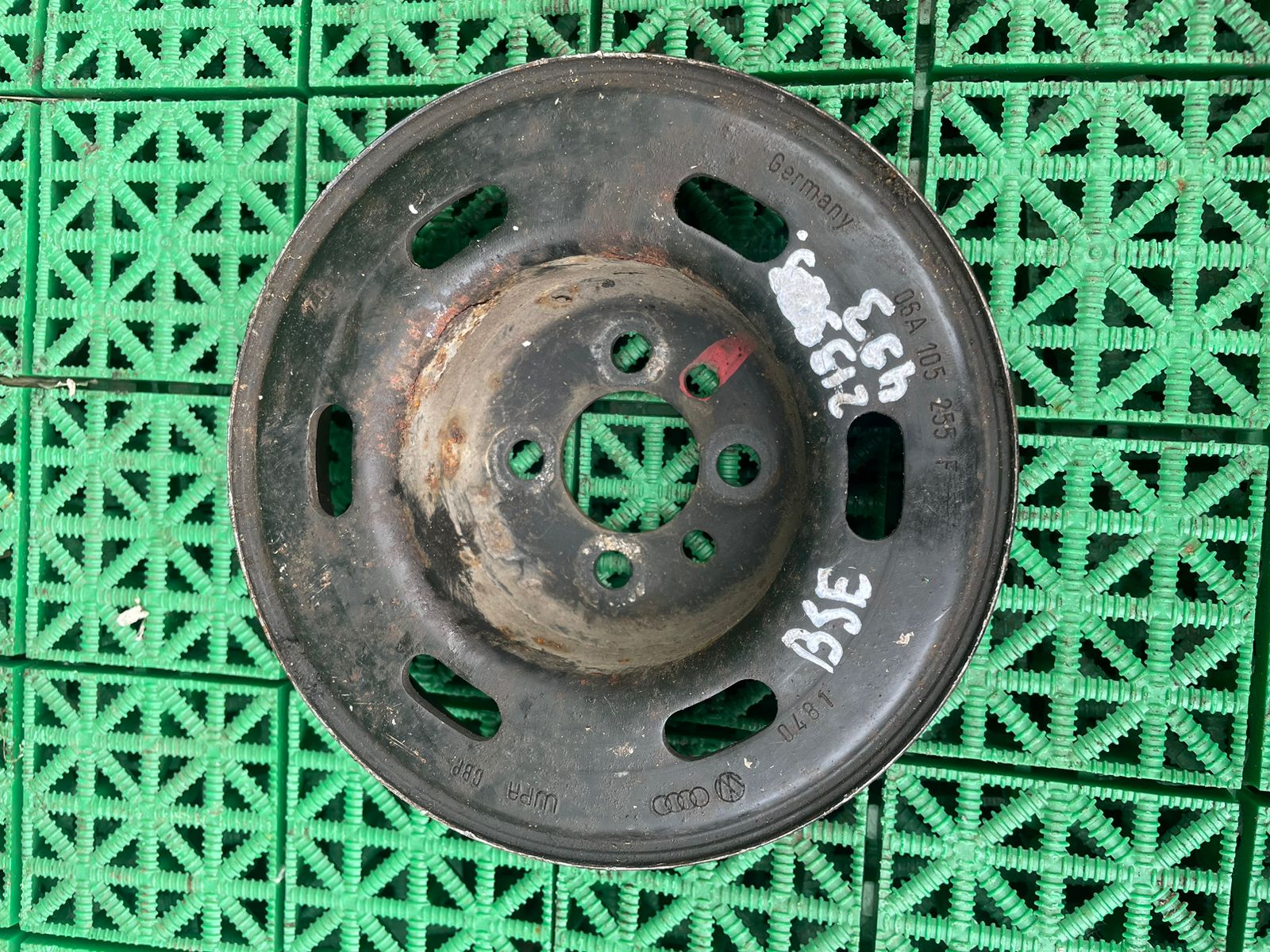 Шкив коленвала AUDI A3, SKODA OCTAVIA 1Z, VOLKSWAGEN GOLF 5, PASSAT B6 1,6 BSE 2003- б/у