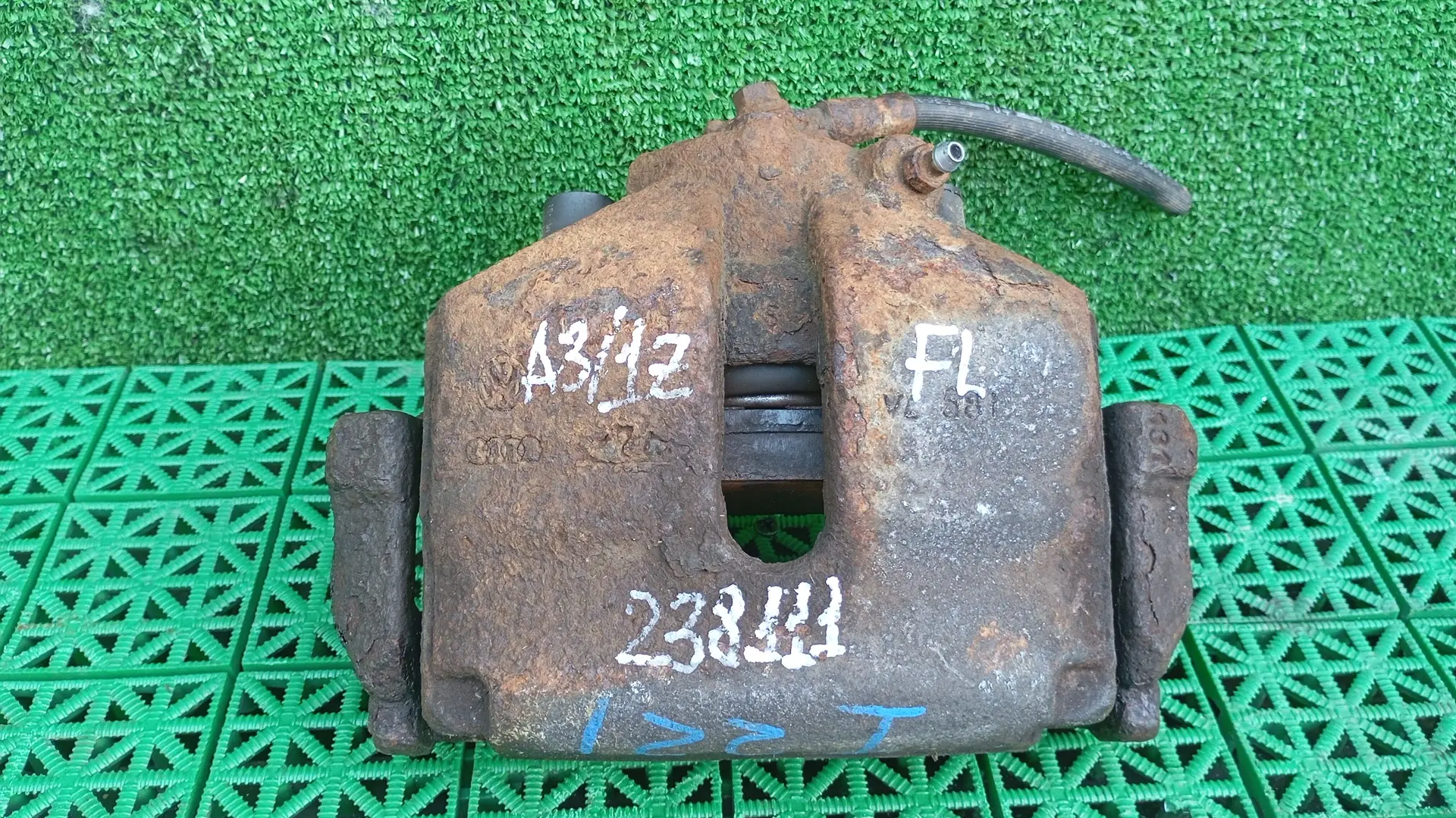 Суппорт тормозной AUDI A3, SKODA OCTAVIA1Z, VOLKSWAGEN GOLF 5/5+/6, JETTA 5/6, PASSAT B6/B7 2004- передний левый б/у