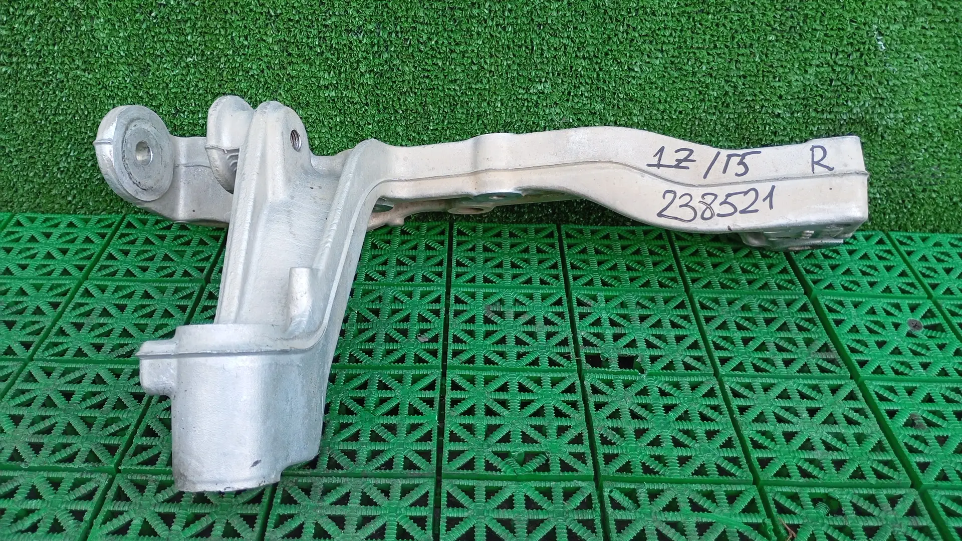 Кронштейн рычага подвески AUDI A3, SKODA OCTAVIA 1Z, VOLKSWAGEN GOLF 5/5+6, JETTA 5, CADDY, TOURAN 2004- правый б/у