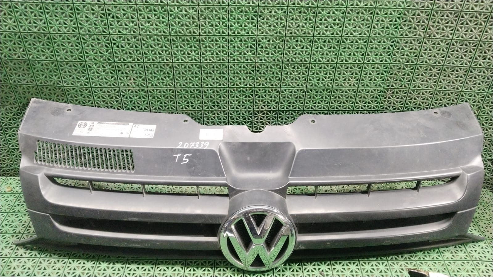 Решетка радиатора VOLKSWAGEN TRANSPORTER T5 2010- б/у