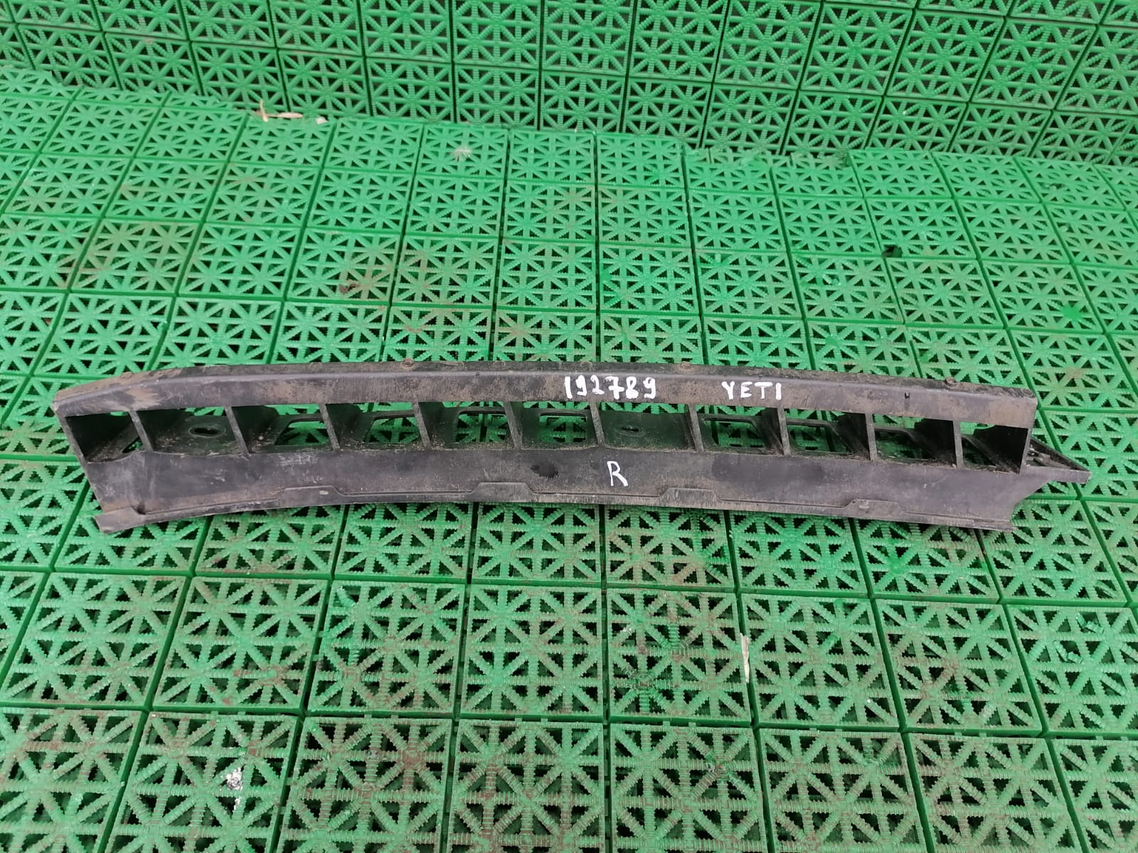 Кронштейн, направляющая бампера SKODA YETI 2010-задняя под фонарём правая б/у