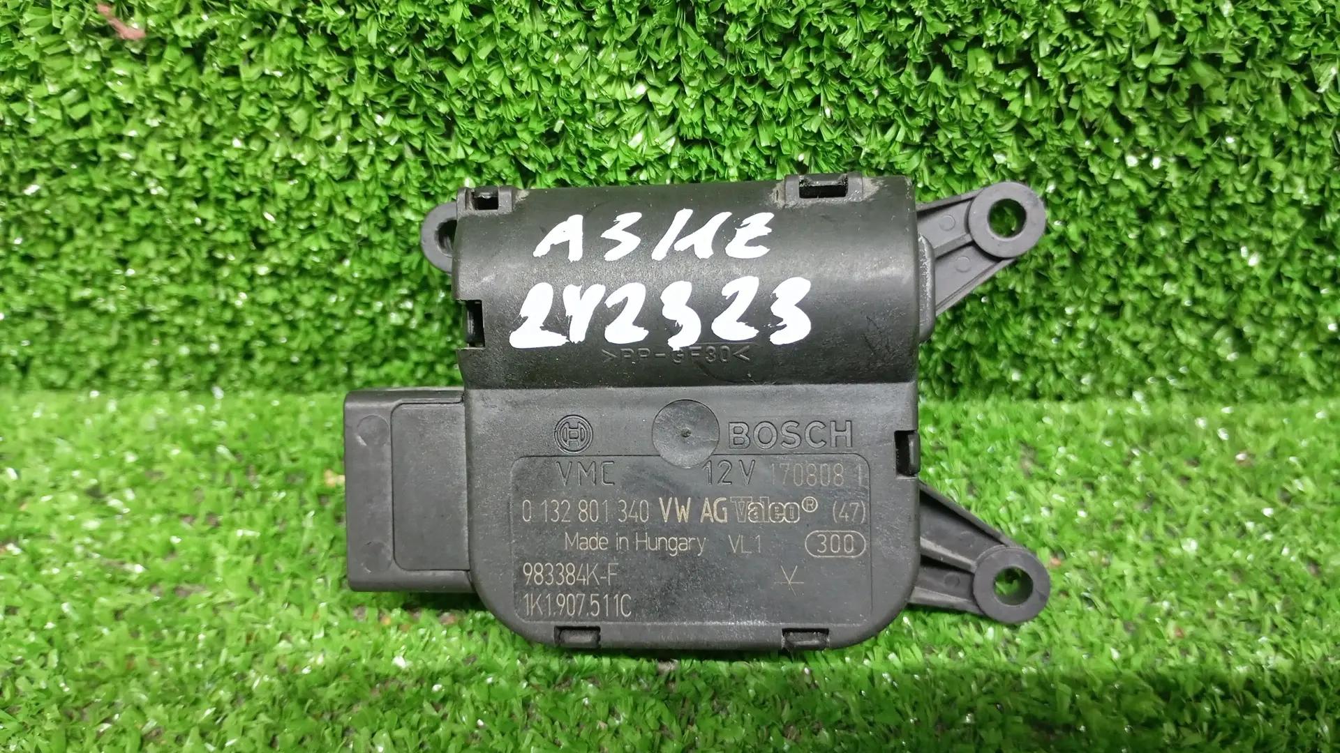 Моторчик заслонки отопителя AUDI A3, SKODA OCTAVIA 1Z, VOLKSWAGEN GOLF 5/5+/6, JETTA 5, PASSAT B6/B7/CC, CADDY, TOURAN 2004- V158 б/у