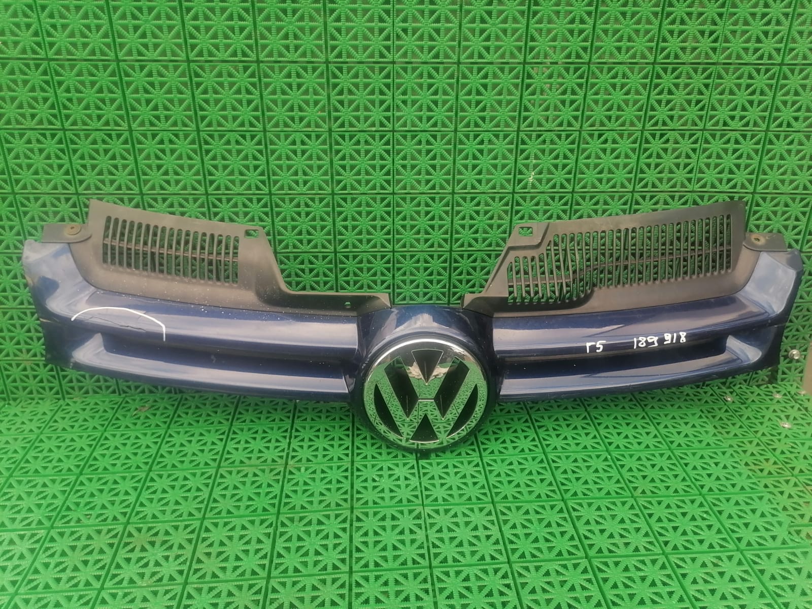 Решетка радиатора VOLKSWAGEN GOLF 5 2004- б/у