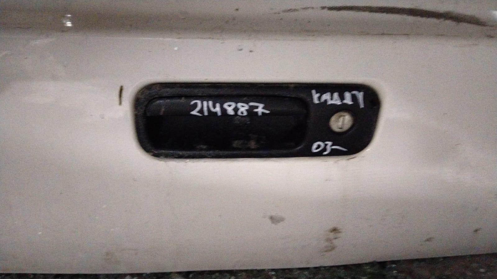 Ручка открывания багажника VOLKSWAGEN CADDY 2004- хлопушка б/у
