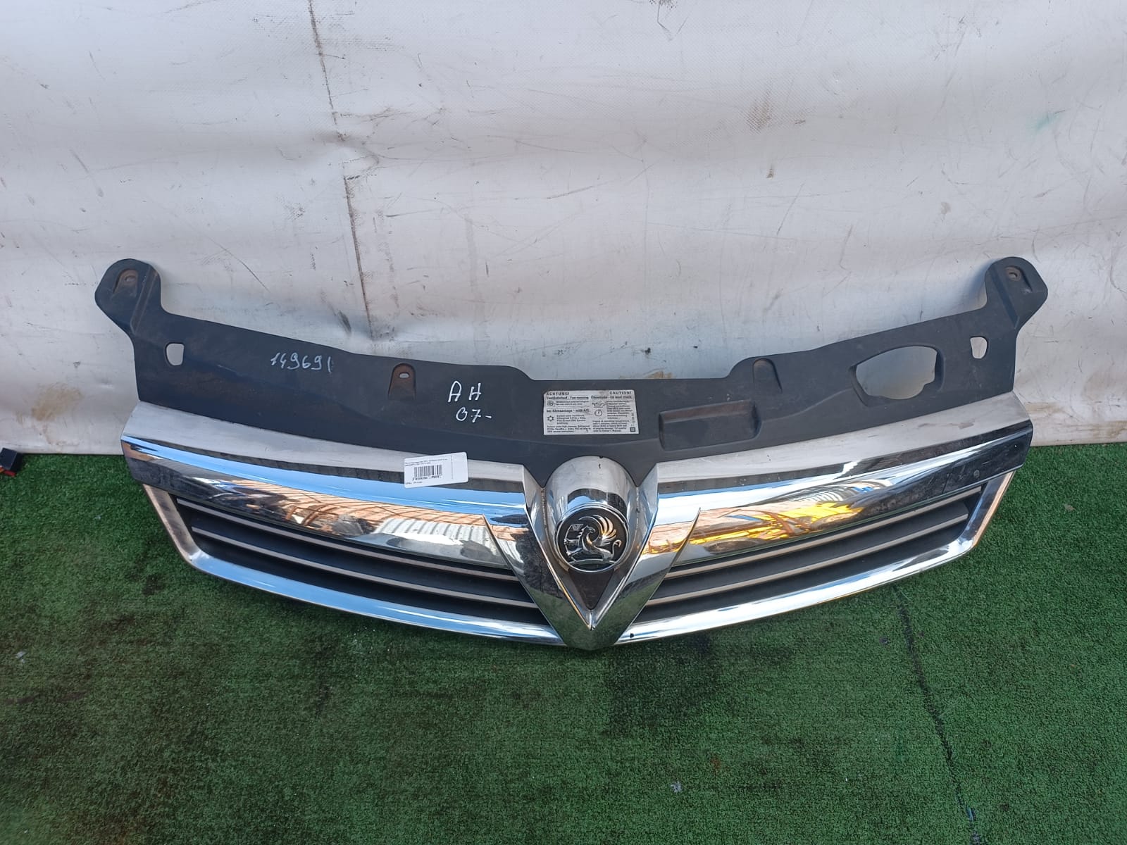 Решетка радиатора OPEL ASTRA H 2007- 5 ти дверный б/у