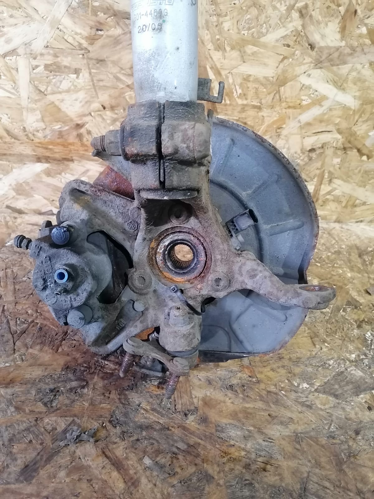 Кулак поворотный AUDI A3, SKODA OCTAVIA 1Z, VOLKSWAGEN GOLF 5/5+/6, JETTA 5, CADDY 2004- 3 болта с рогами правый б/у