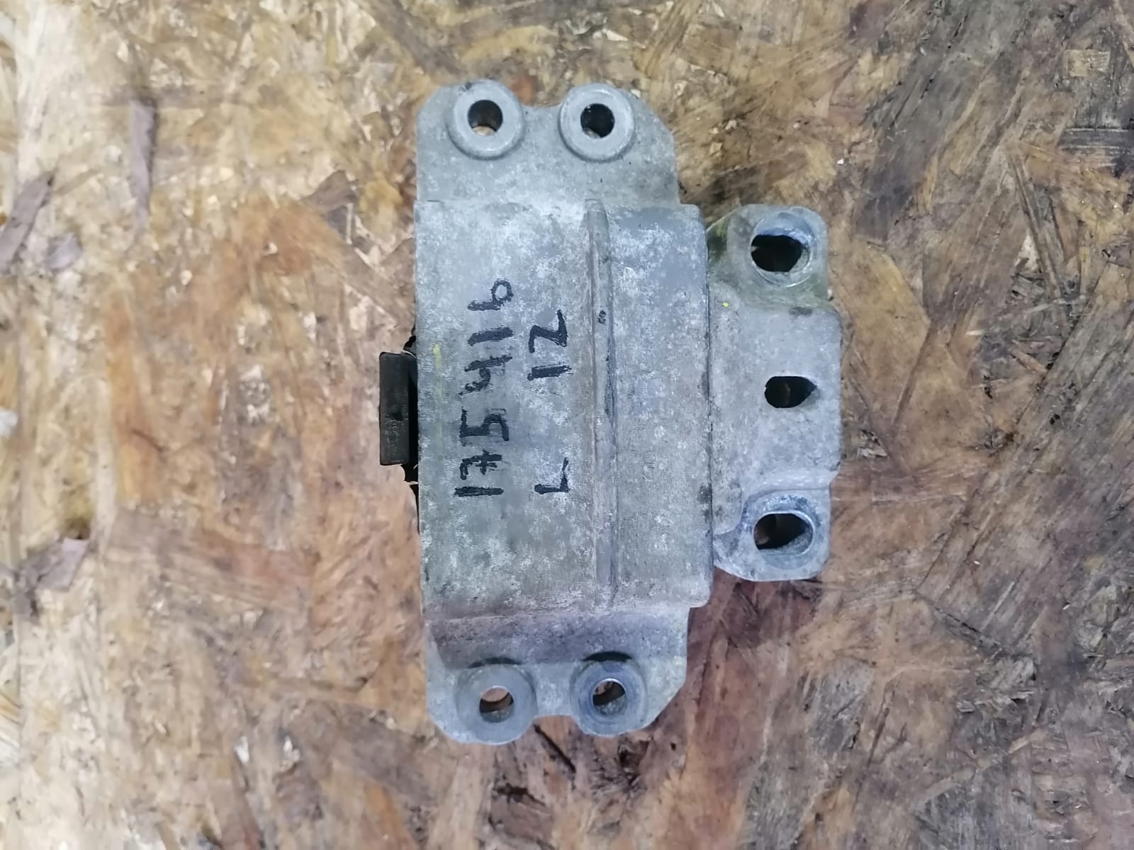 Подушка, опора коробки передач AUDI A3, SKODA OCTAVIA 1Z, VOLKSWAGEN GOLF 5/5+/6, JETTA 5/6, PASSAT B6/B7/CC, CADDY, TOURAN, TIGUAN 1,4/1,6 2004- левая плоская зад б/у