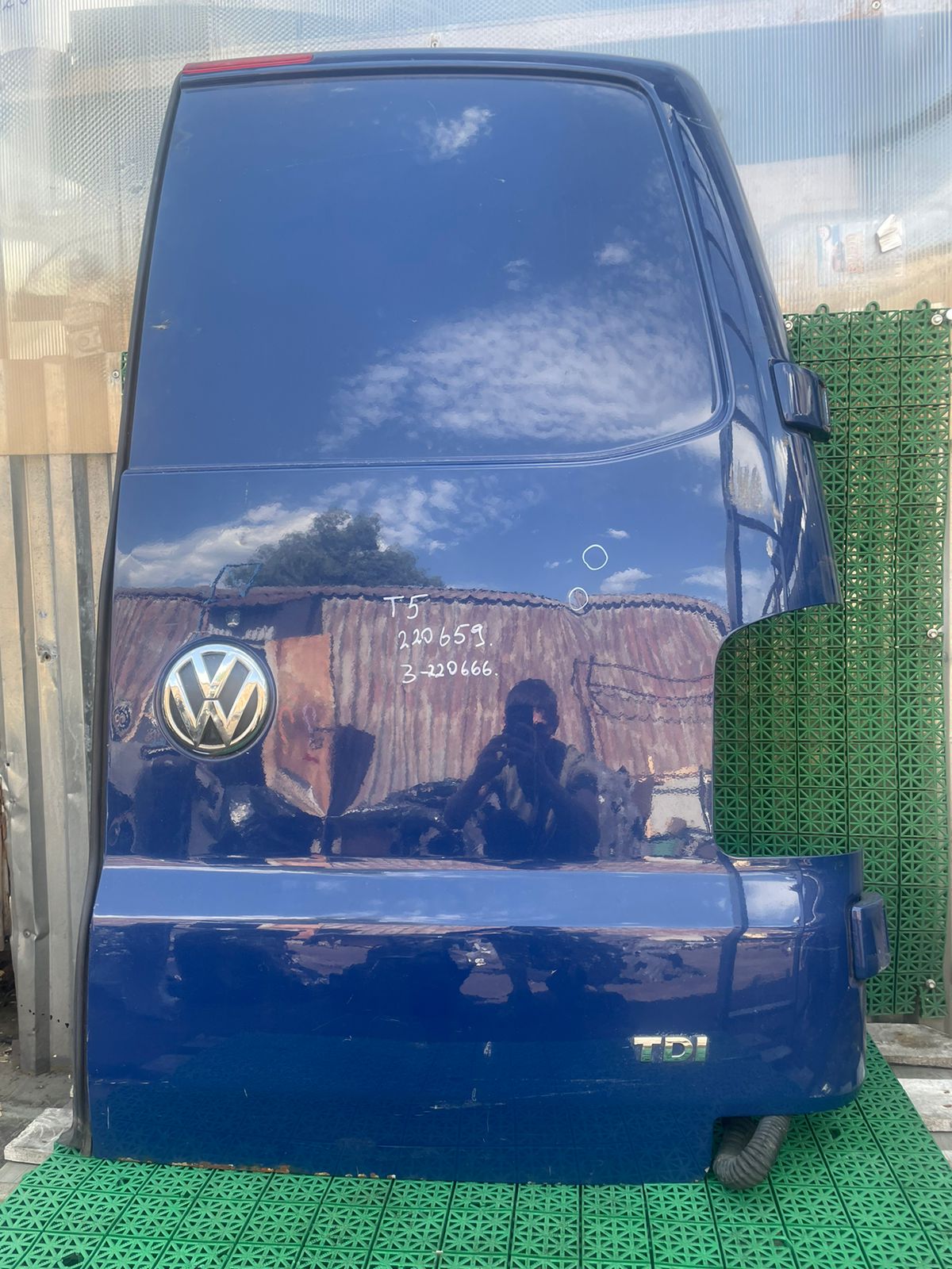 Дверь багажника VOLKSWAGEN TRANSPORTER T5 2003- правая распашная 147см без выреза под стекло синяя б/у