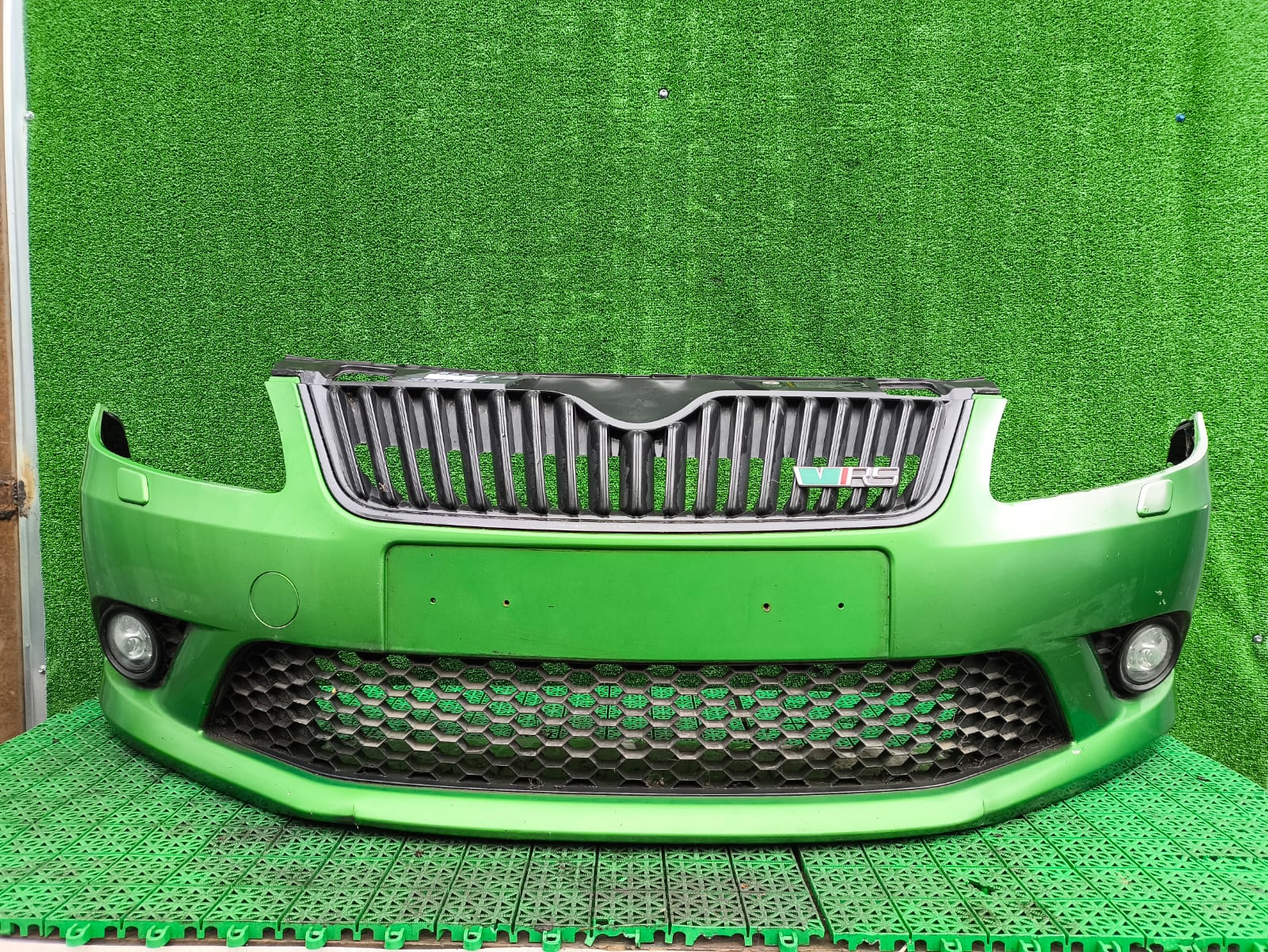 Бампер SKODA FABIA 2 2010- передний RS под омыватель фар зелёный б/у