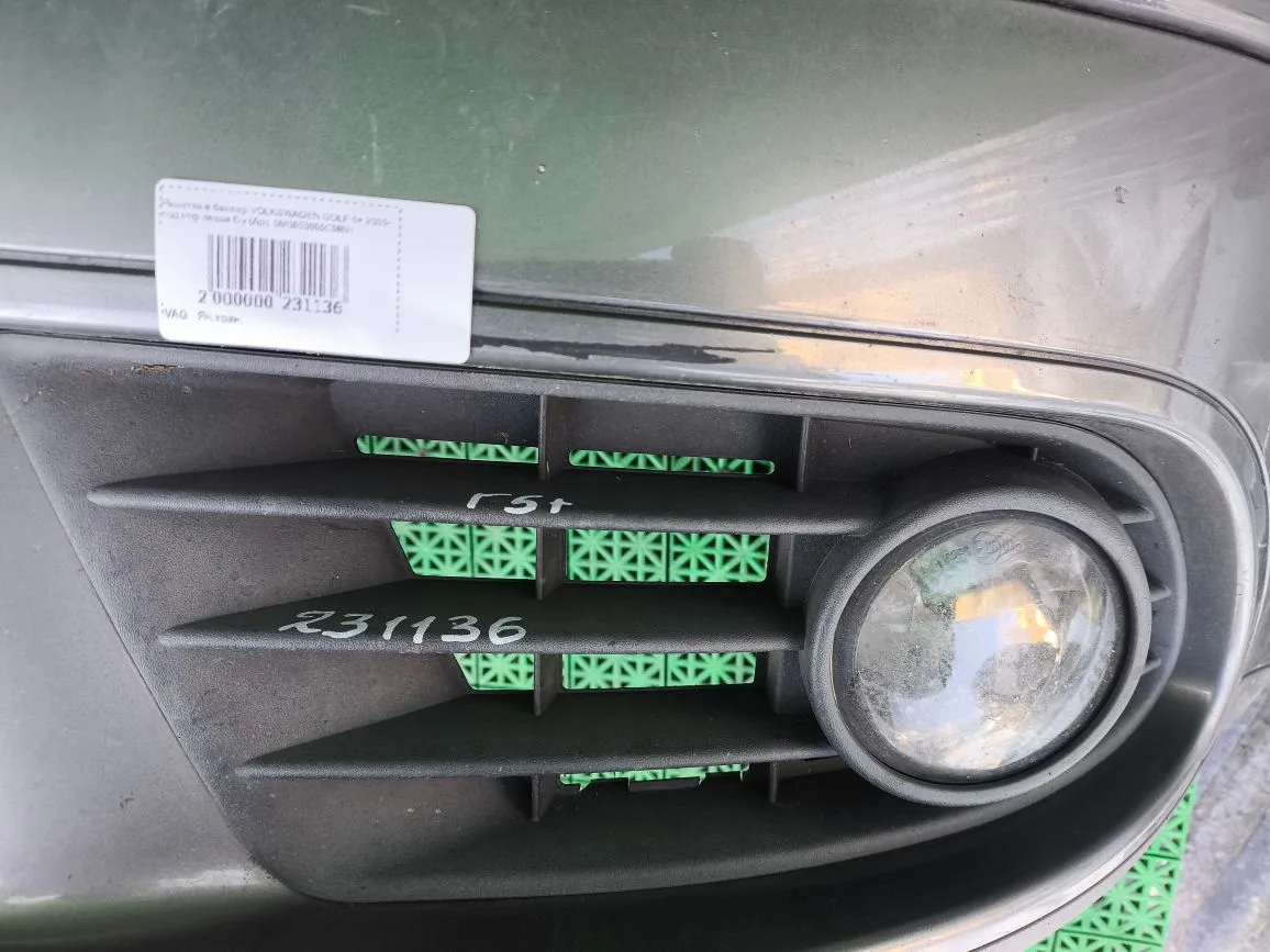 Решетка в бампер VOLKSWAGEN GOLF 5+ 2005- под птф левая б/у