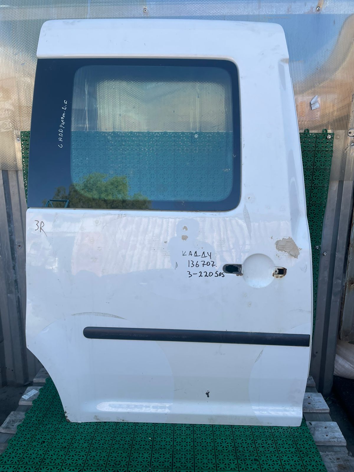 Дверь VOLKSWAGEN CADDY 2004- сдвижная боковая с вырезом под стекло правая белая б/у