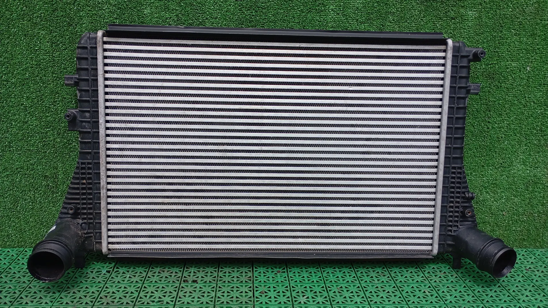 Интеркулер AUDI A3, SKODA OCTAVIA 1Z, VOLKSWAGEN GOLF 5/5+, JETTA 5, PASSAT B6, TIGUAN 1,8/2,0 2011- горизонт резьба б/у