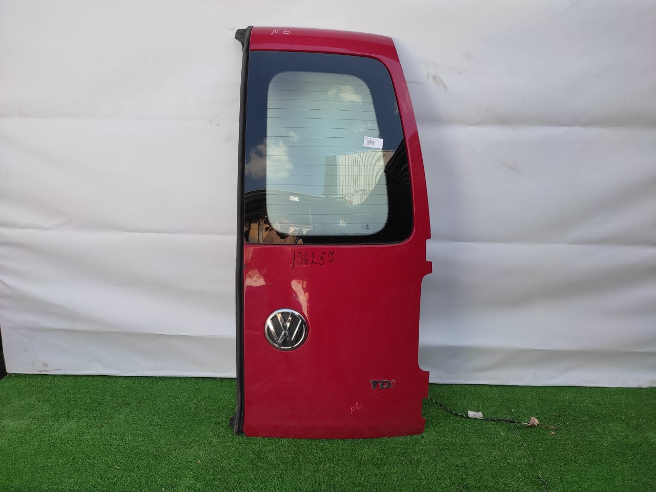 Дверь багажника VOLKSWAGEN CADDY 2004- задняя правая распашная (с вырезом под стекло) красная б/у
