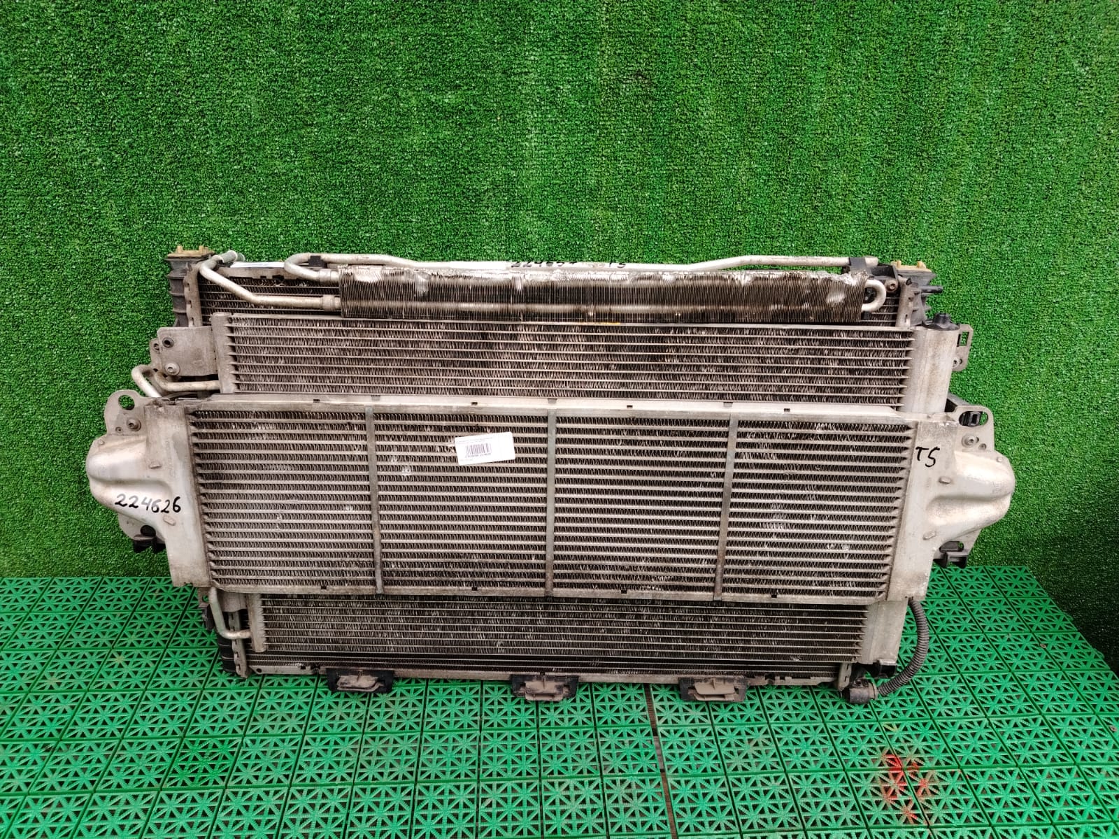 Интеркулер VOLKSWAGEN TRANSPORTER T5 2003- белый б/у