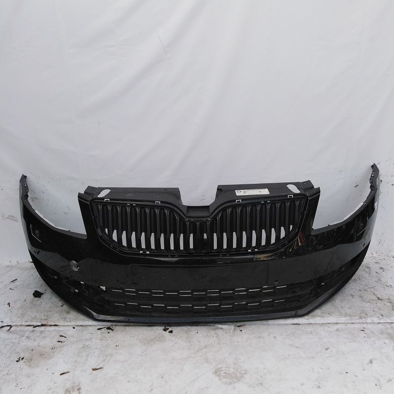 Бампер SKODA OCTAVIA A7 2013- передний (под омыватели фар, парктроник) чёрный Б/У