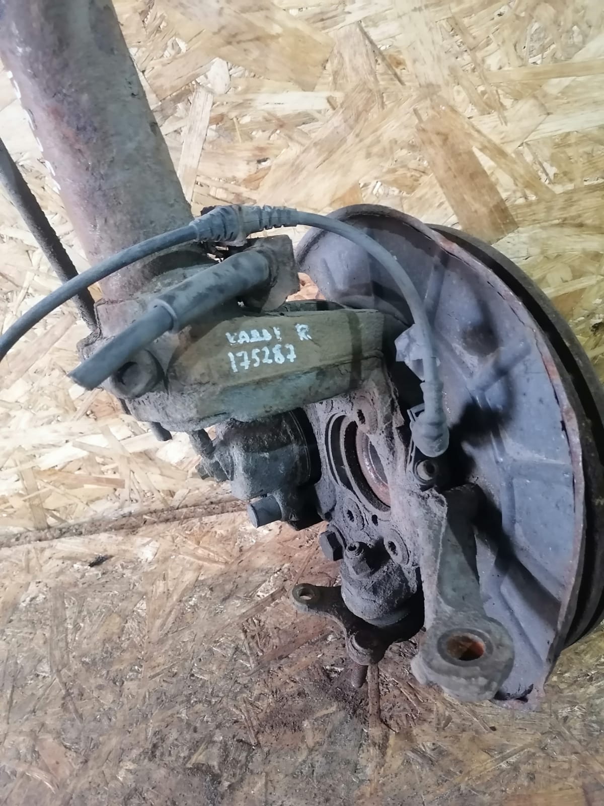 Кулак поворотный AUDI A3, SKODA OCTAVIA 1Z, VOLKSWAGEN GOLF 5/5+/6, JETTA 5, CADDY 2004- 4 болта с рогами правый б/у