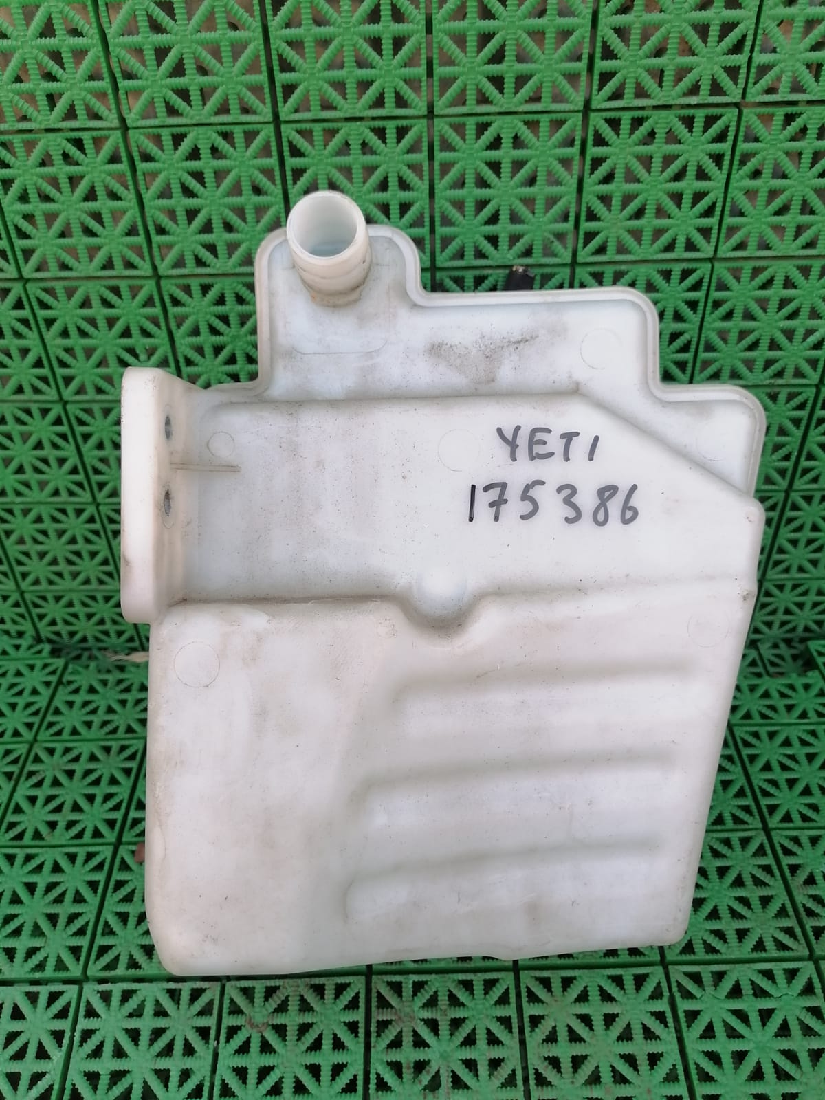 Бачок стеклоомывателя AUDI A3, SKODA OCTAVIA 1Z, VOLKSWAGEN GOLF 5/5+/6, JETTA 5 2005- под омыватель б/у