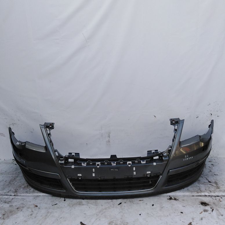 Бампер VOLKSWAGEN PASSAT B6 2005- передний (под омыватель фар) серый Б/У