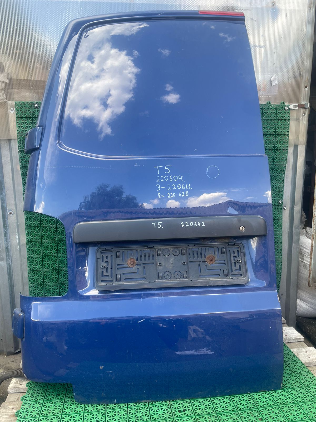 Ручка открывания багажника VOLKSWAGEN TRANSPORTER T5/T6 2003- распашной левой двери б/у