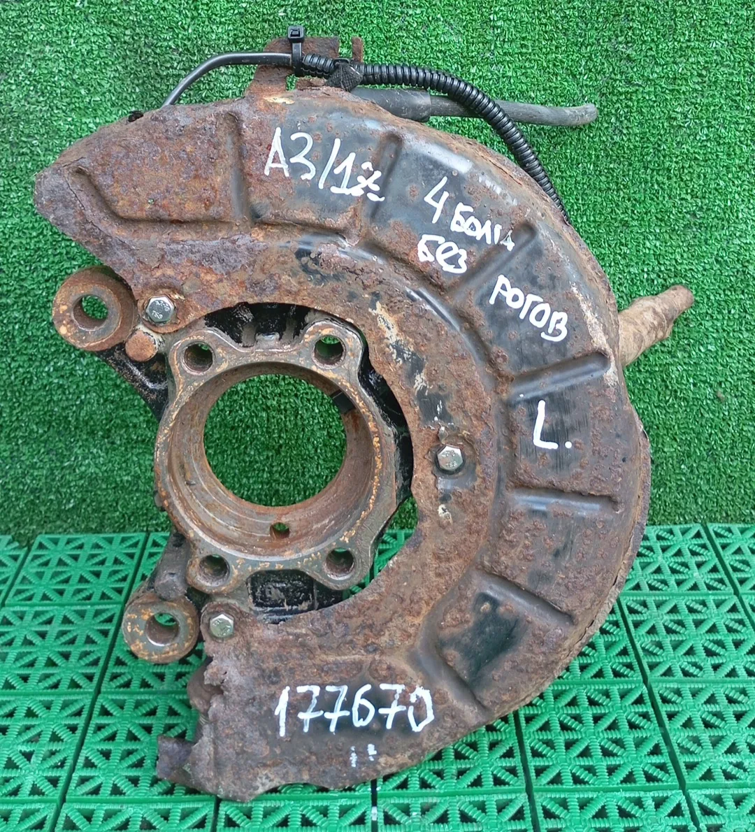 Кулак поворотный AUDI A3, SKODA OCTAVIA 1Z, VOLKSWAGEN GOLF 5/5+/6, JETTA 5, CADDY, TIGUAN, TOURAN 2004- 4 болта без рогов левый б/у