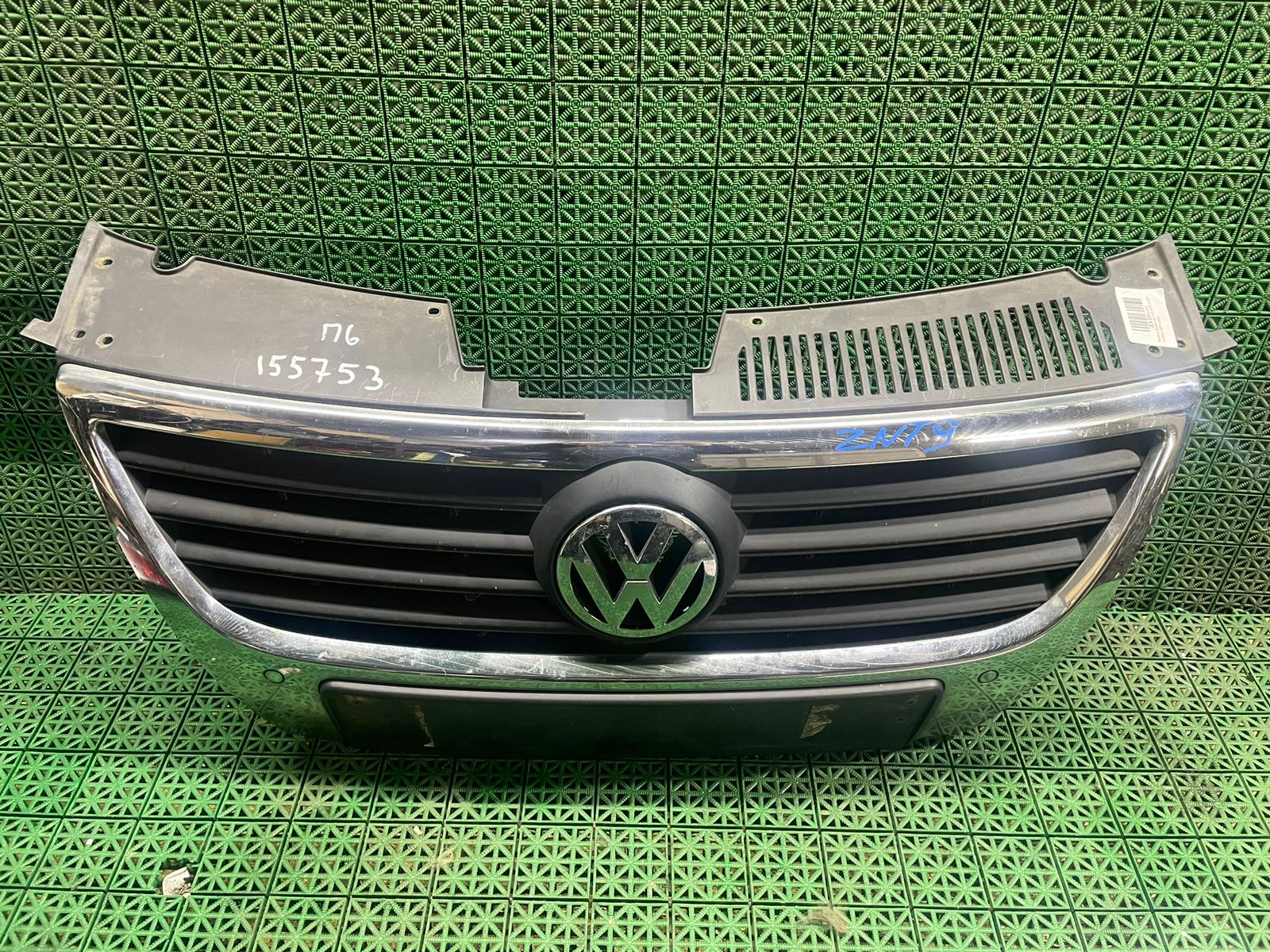 Решетка радиатора VOLKSWAGEN PASSAT B6 2005- под парктроники б/у