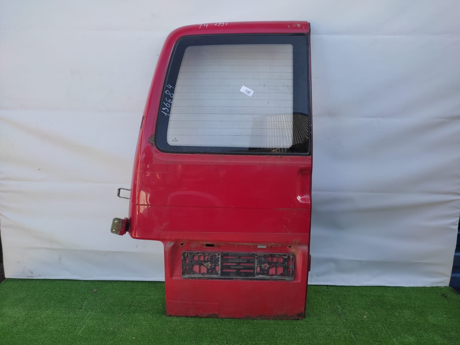Дверь багажника VOLKSWAGEN TRANSPORTER T4 1992- задняя левая распашная (с вырезом под стекло) красная б/у