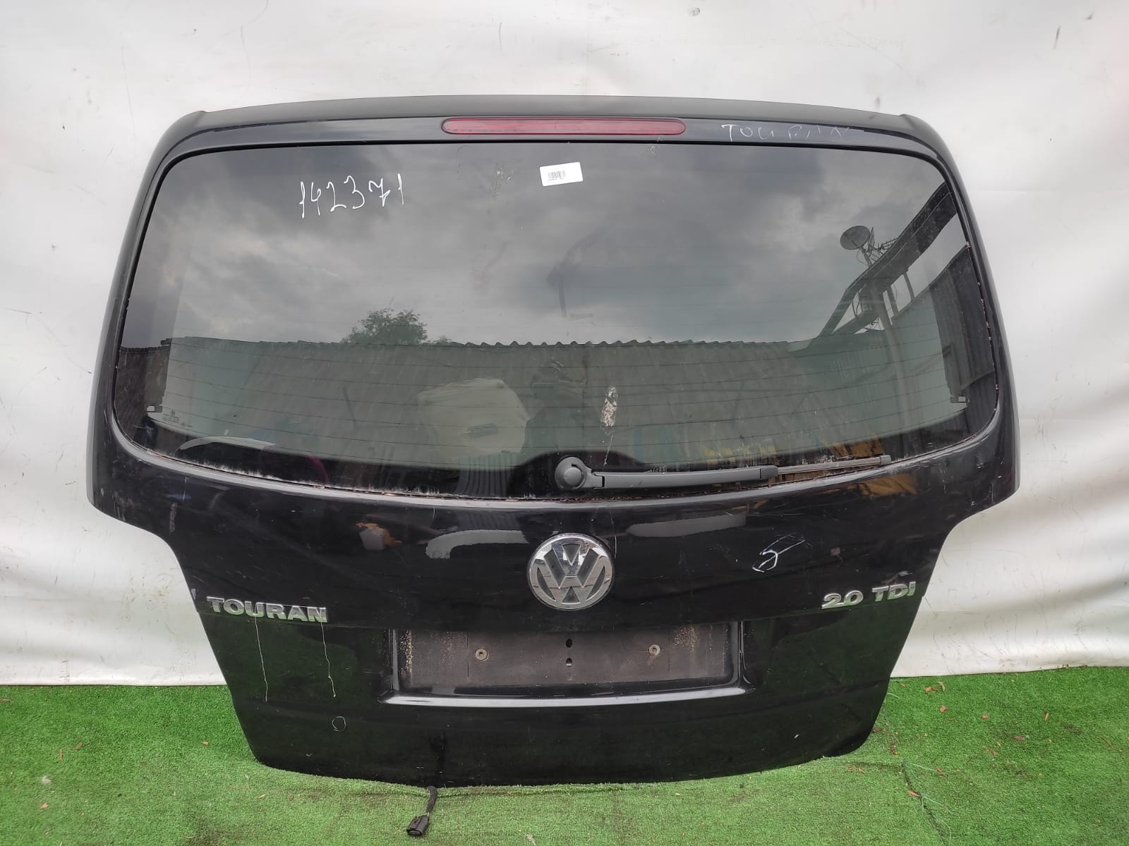 Крышка багажника VOLKSWAGEN TOURAN 2003- чёрная б/у
