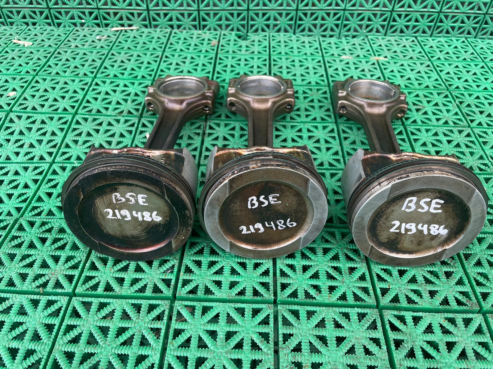 Шатун AUDI A3, SKODA OCTAVIA 1Z, VOLKSWAGEN GOLF 5, PASSAT B6 1,6 BSE 2003- с поршнем б/у