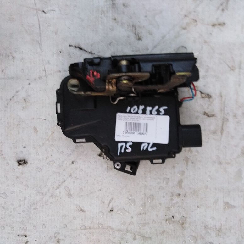 Замок двери SKODA OCTAVIA 1U, VOLKSWAGEN GOLF 4, BORA, PASSAT B5/B5+ 1997- передней левой Б/У