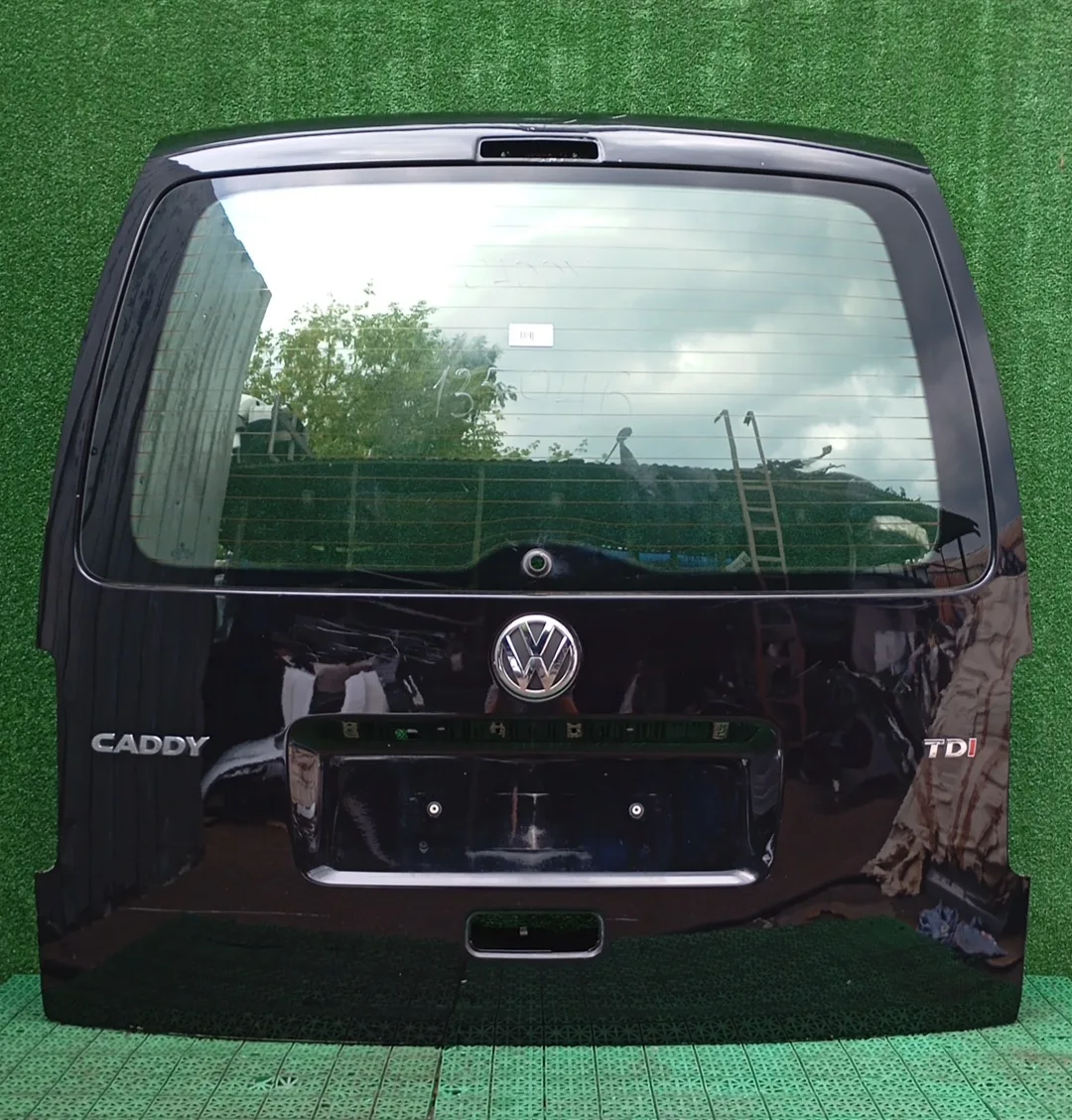 Крышка багажника VOLKSWAGEN CADDY 2004- с проёмом под стекло чёрная б/у