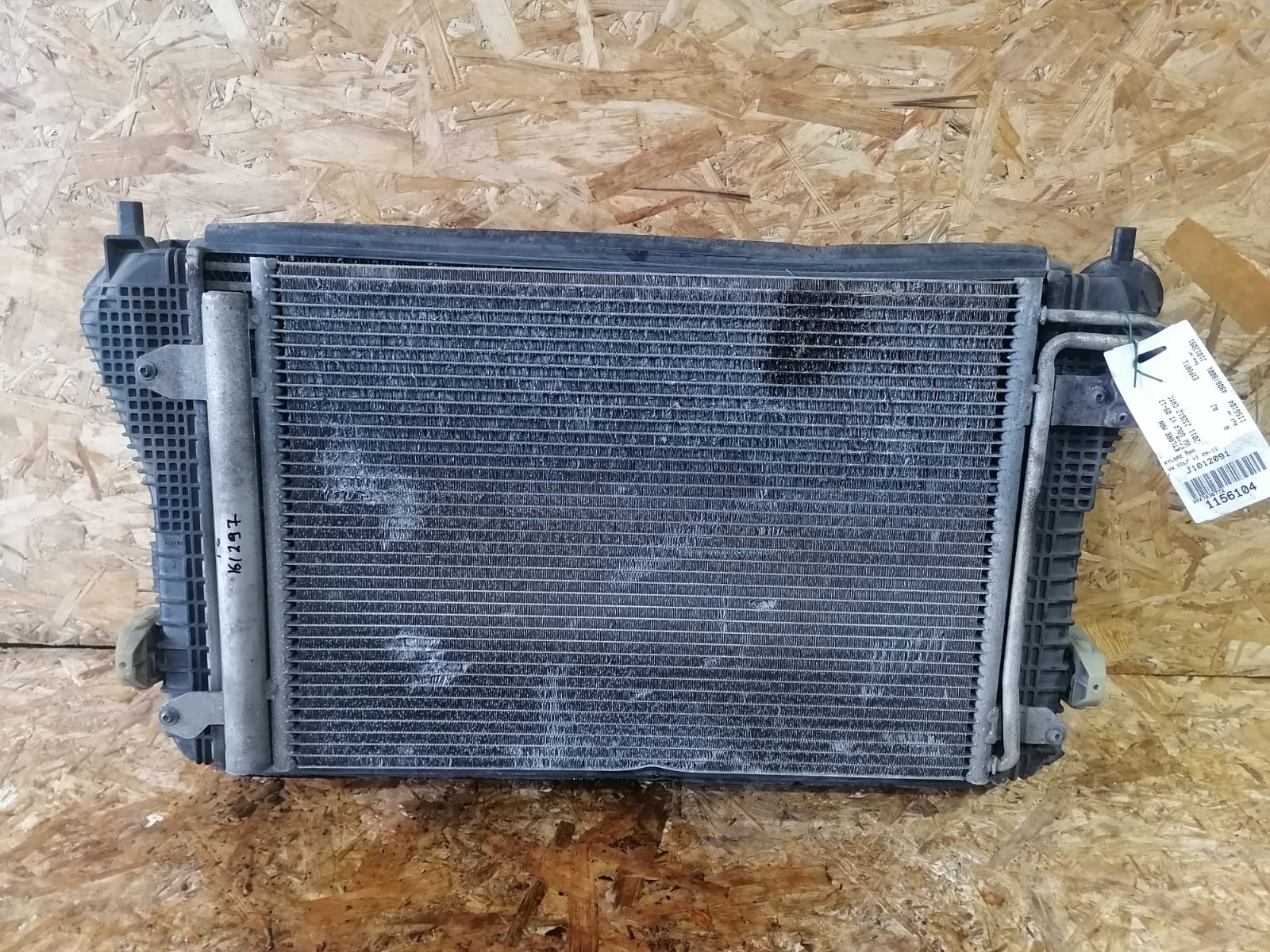 Интеркулер AUDI A3, SKODA OCTAVIA 1Z, VOLKSWAGEN GOLF 5/5+, JETTA 5, PASSAT B6, TIGUAN 1,8/2,0 2011- горизонт резьба б/у