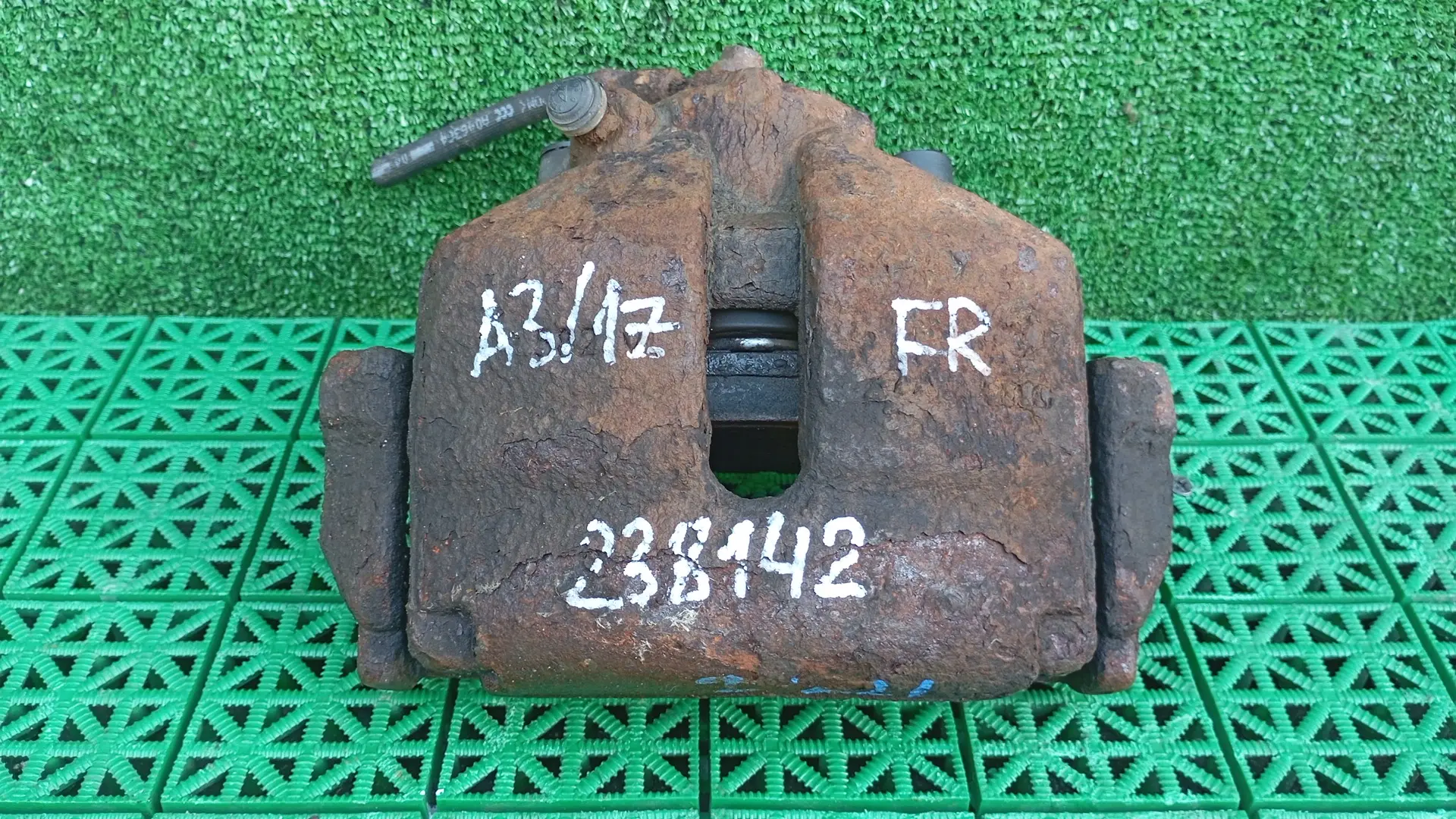 Суппорт тормозной AUDI A3, SKODA OCTAVIA1Z, VOLKSWAGEN GOLF 5/5+/6, JETTA 5/6, PASSAT B6/B7 2004- передний правый б/у