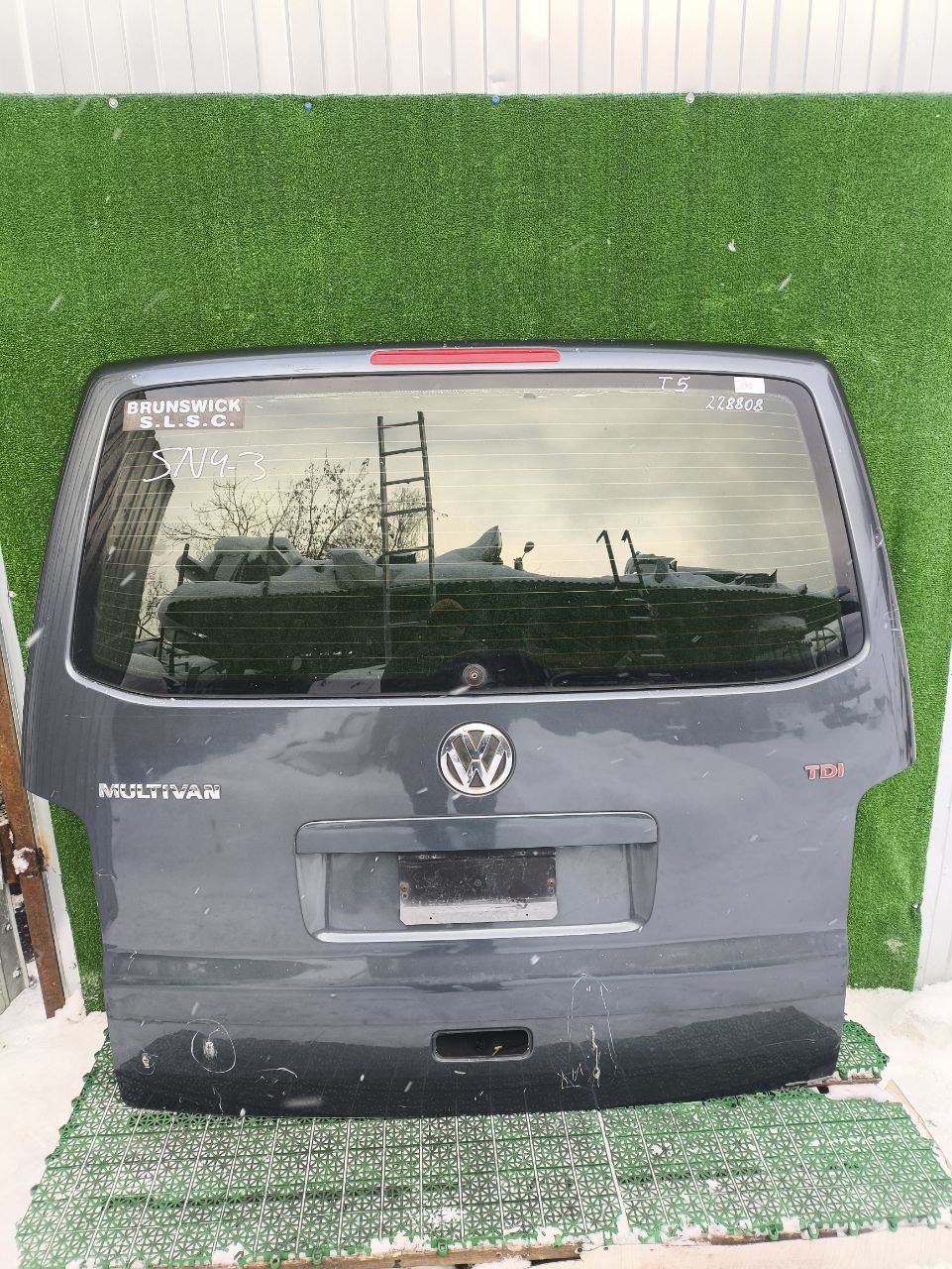 Крышка багажника VOLKSWAGEN TRANSPORTER T5 2003- с проёмом для стекла серая б/у