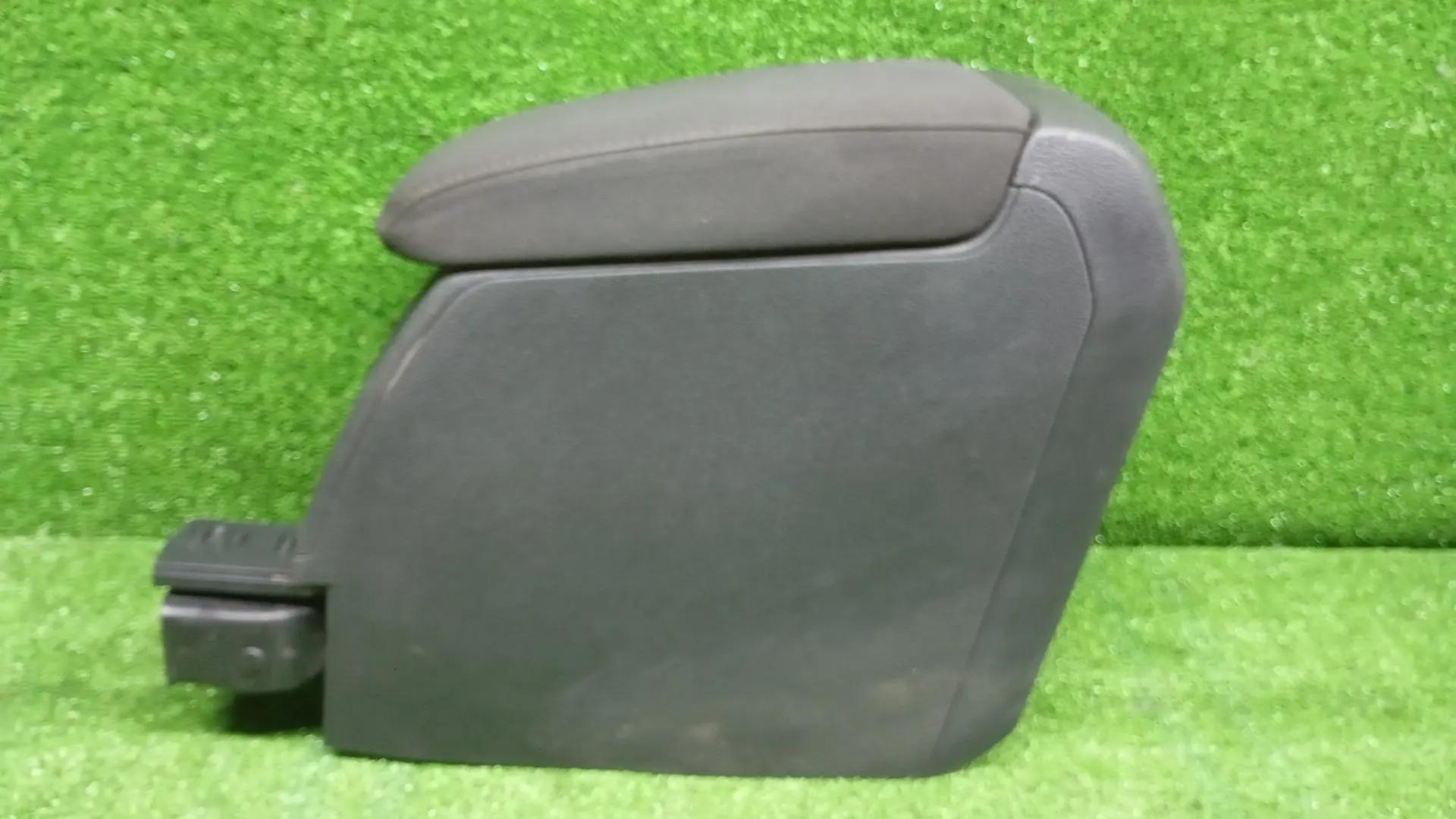 Подлокотник VOLKSWAGEN GOLF 6 2009- б/у