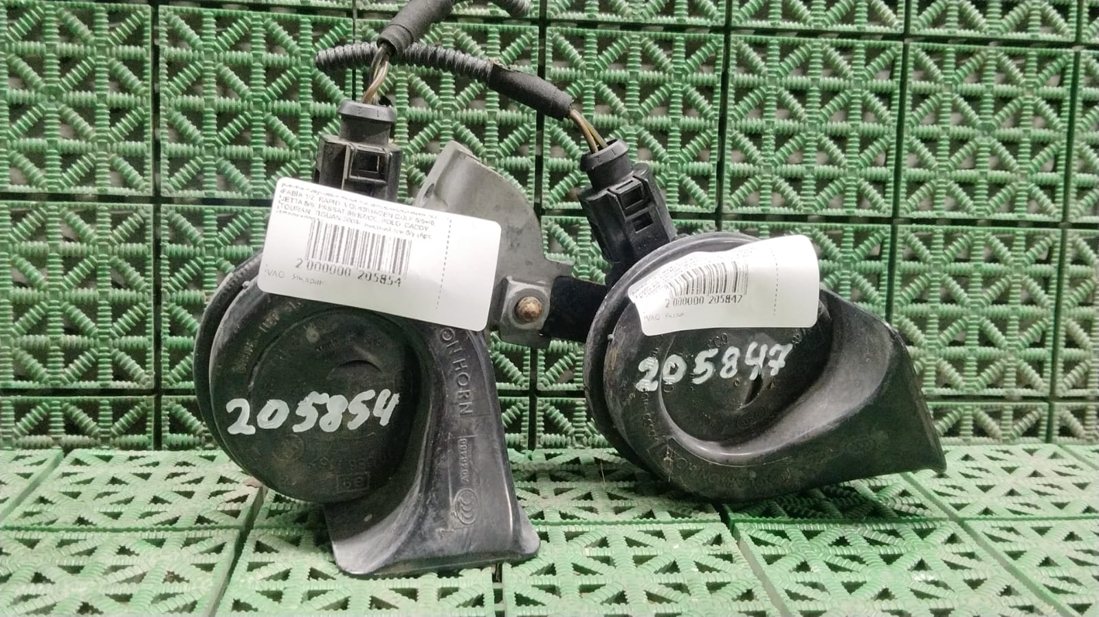 Сигнал звуковой AUDI A3, SKODA OCTAVIA 1Z, FABIA 1/2, RAPID, VOLKSWAGEN GOLF 5/5+/6, JETTA 5/6, PASSAT B6/B7/CC, POLO, CADDY, TOURAN, TIGUAN 2004- низкий тон б/у